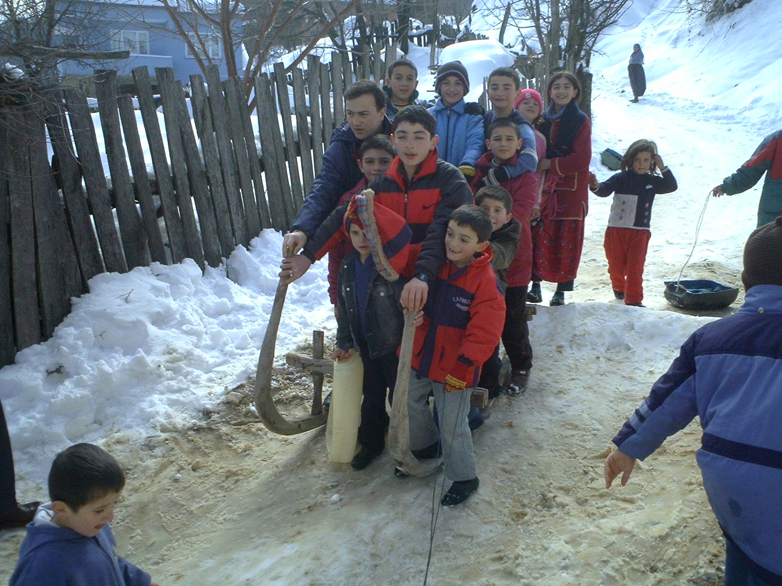 Genç Gazete  İnegöl’de Kar Yağışı 33 Köy Yolunu Kapattı!  (2)