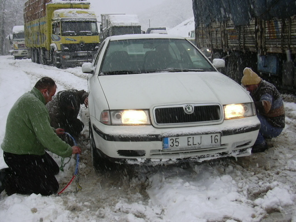 Genç Gazete  İnegöl’de Kar Yağışı 33 Köy Yolunu Kapattı!  (5)