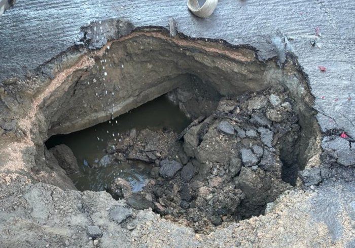 İnegöl'de Şok Olay Yol Çöktü Belediye Aracı Çukura Düştü
