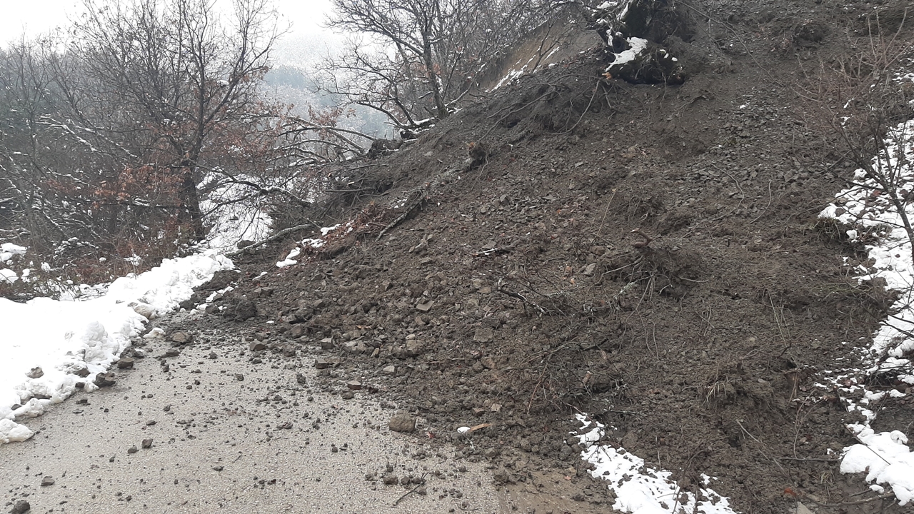 Karabük'te Heyelan: Başköy yolu ulaşıma kapandı