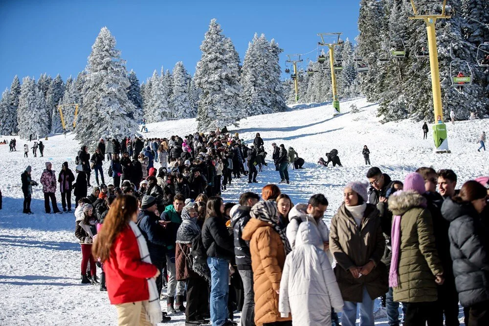 Uludağ'da Hafta Sonu Kayak Yoğunluğu Binlerce Kişi Pistlerde