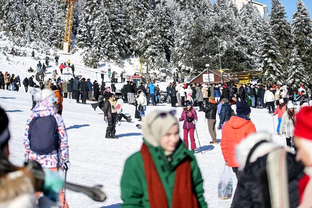 Uludağ'da Hafta Sonu Kayak Yoğunluğu Binlerce Kişi Pistlerde(2),