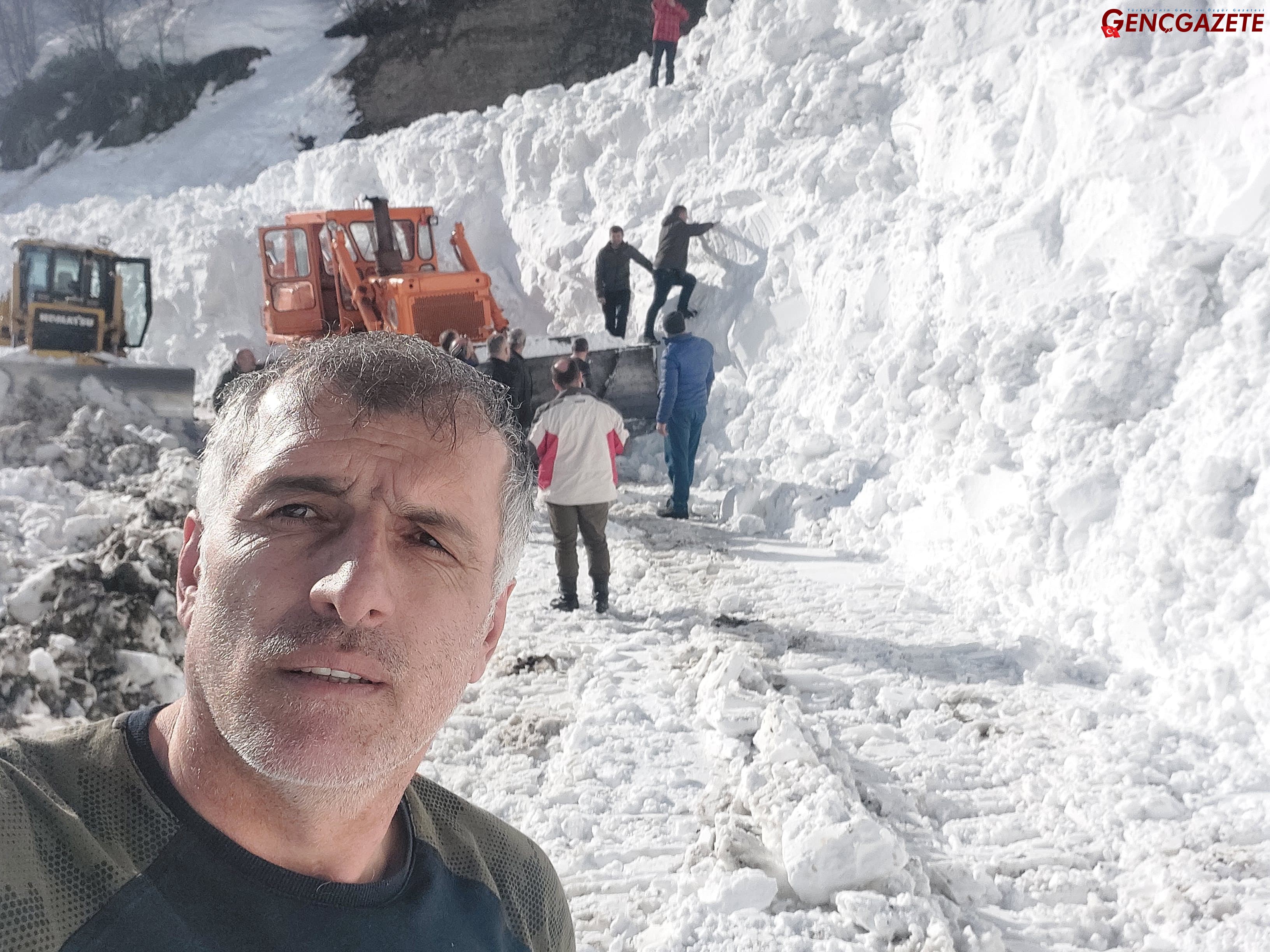 Genç Gazete Artvin'de Kar Altında Kalan Iş Makinesini 10 Gün Sonra Çıkarabildiler (1)