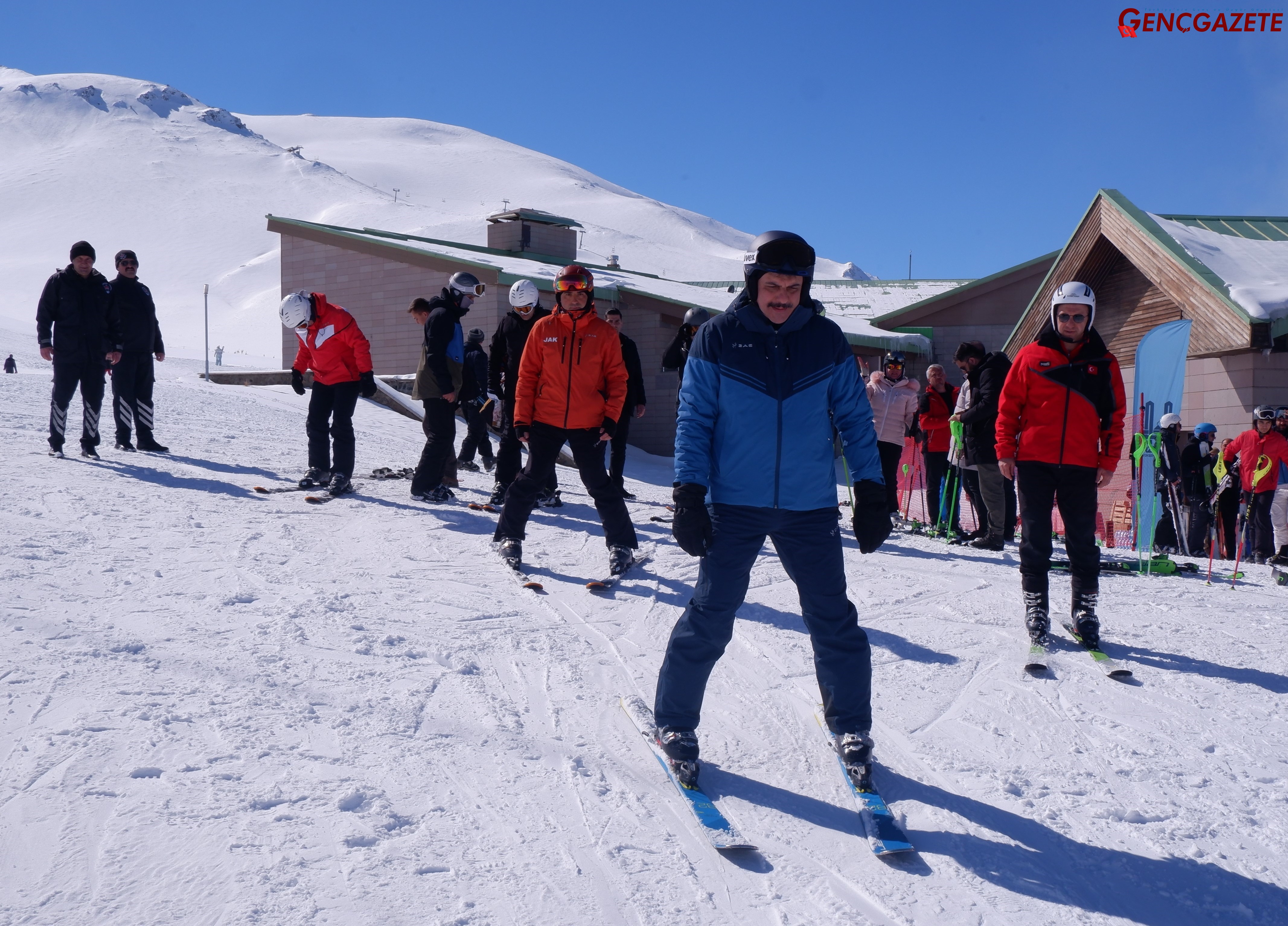 Genç Gazete Erzurum'da Vali Çocuklarla  Kızak Kayıp Kayak Yaptı  (11)