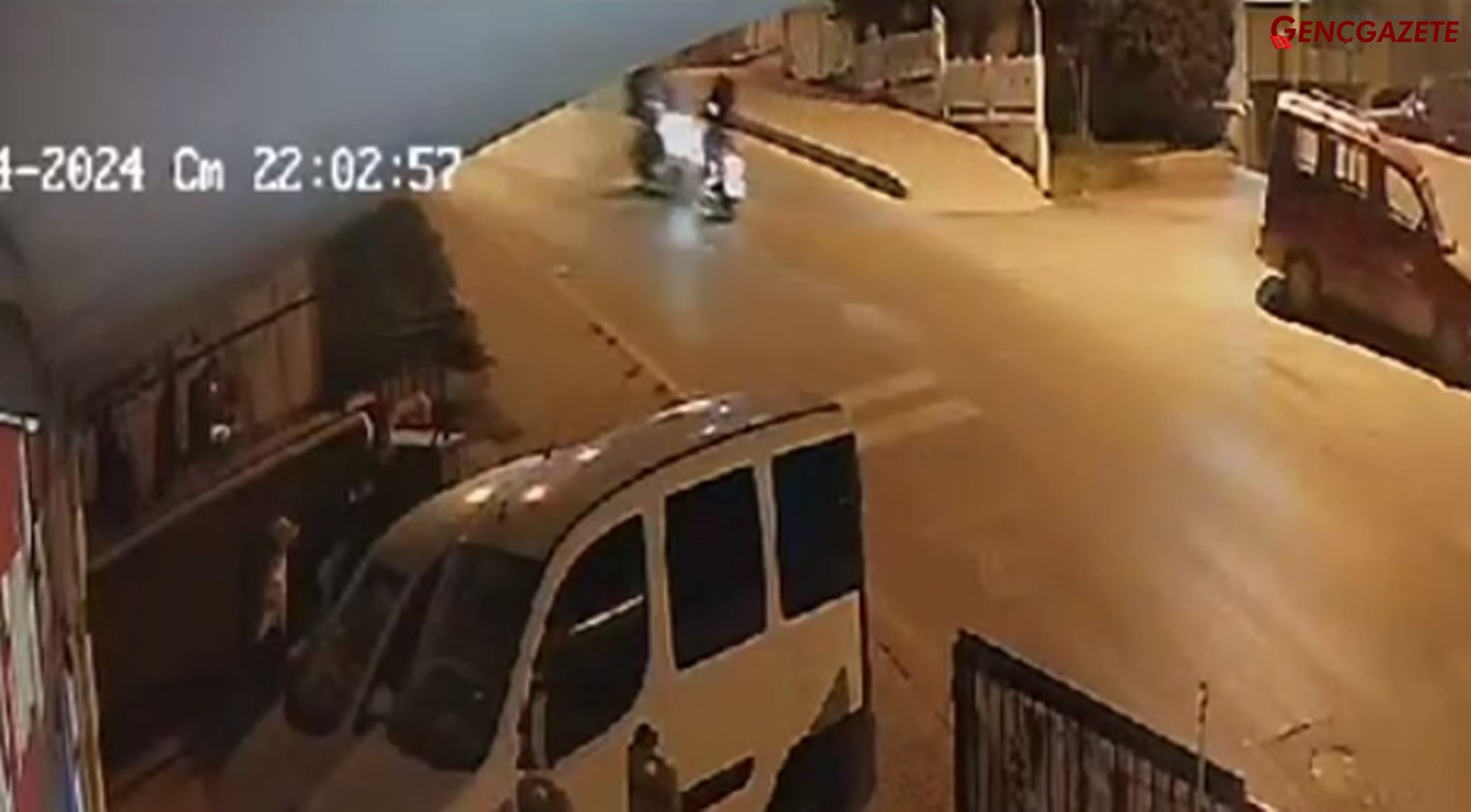 Genç Gazete Motosikletler Kafa Kafaya Çarpıştı, Kamera Kaydetti (3)