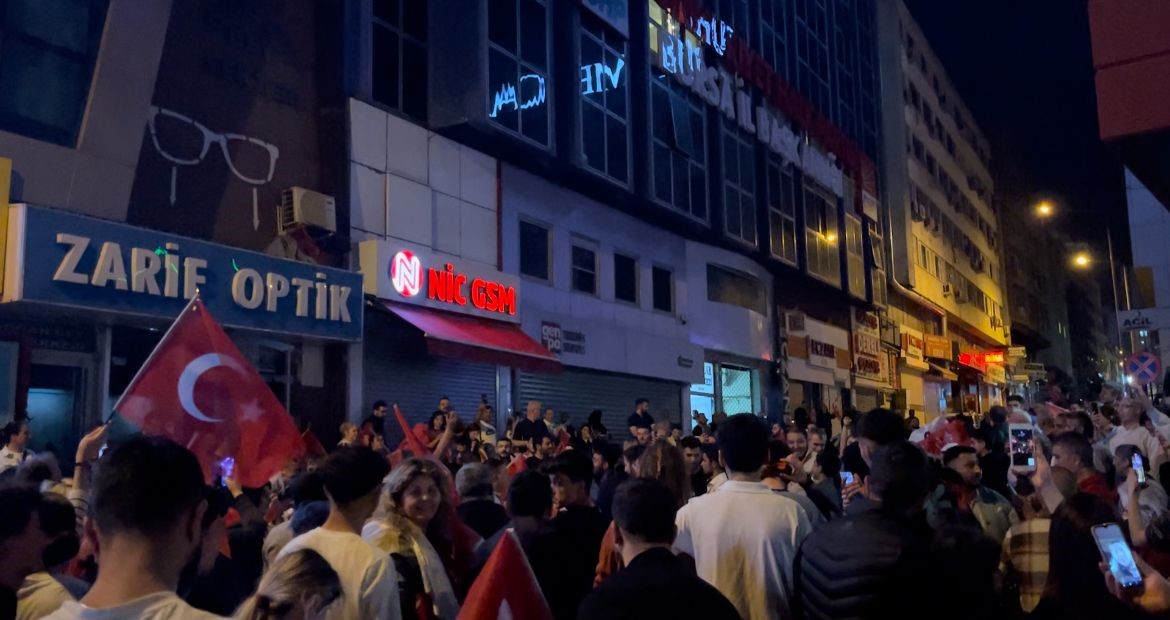 Genç Gazete Bursa'da Chp'liler Kutlamalara Başladı6