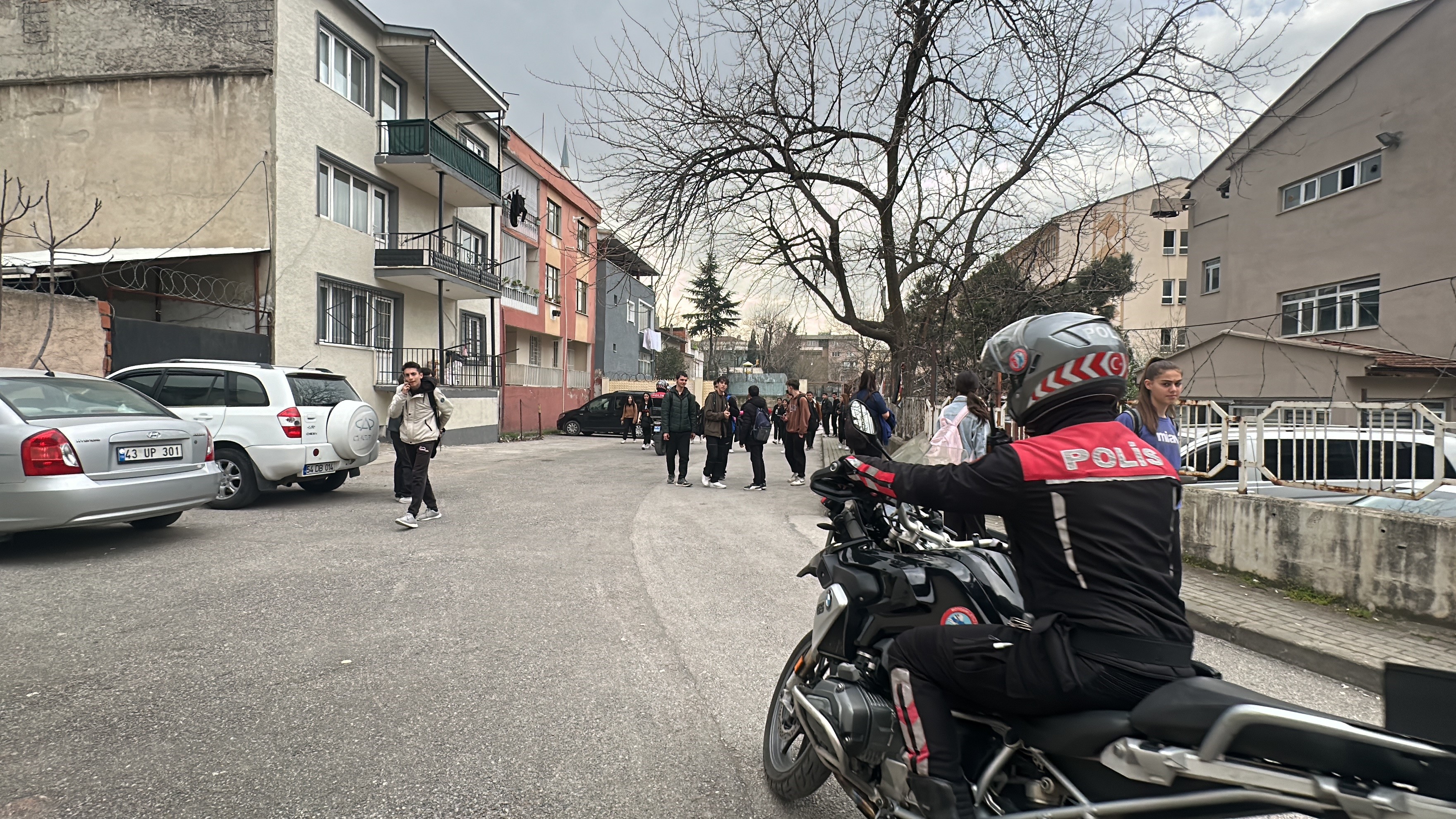 Genç Gazete Bursa'da Polis Okulların Etrafında Kuş Uçurtmuyor (2)