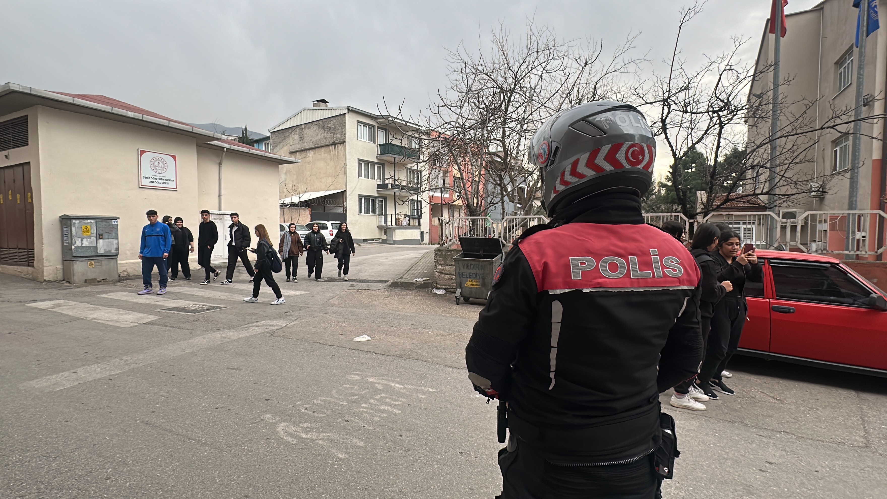 Genç Gazete Bursa'da Polis Okulların Etrafında Kuş Uçurtmuyor (5)