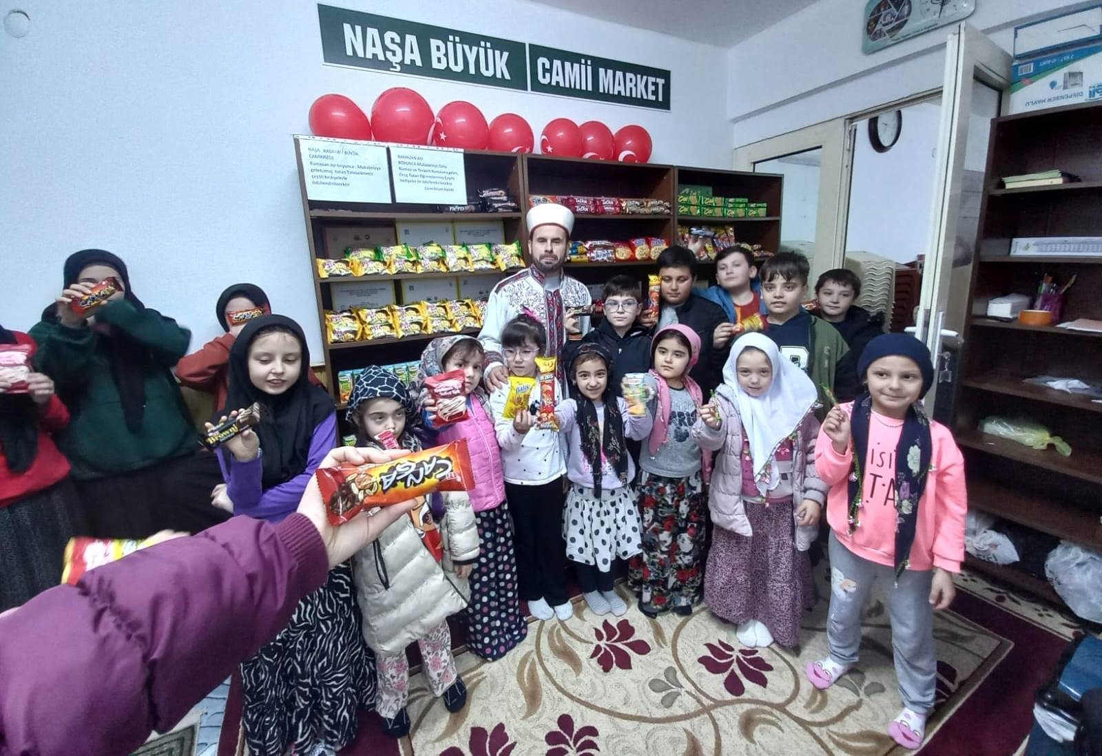 Genç Gazete Camiye Gelen Çocuklara Cami Market'ten Ücretsiz Alışveriş Fırsatı (4)