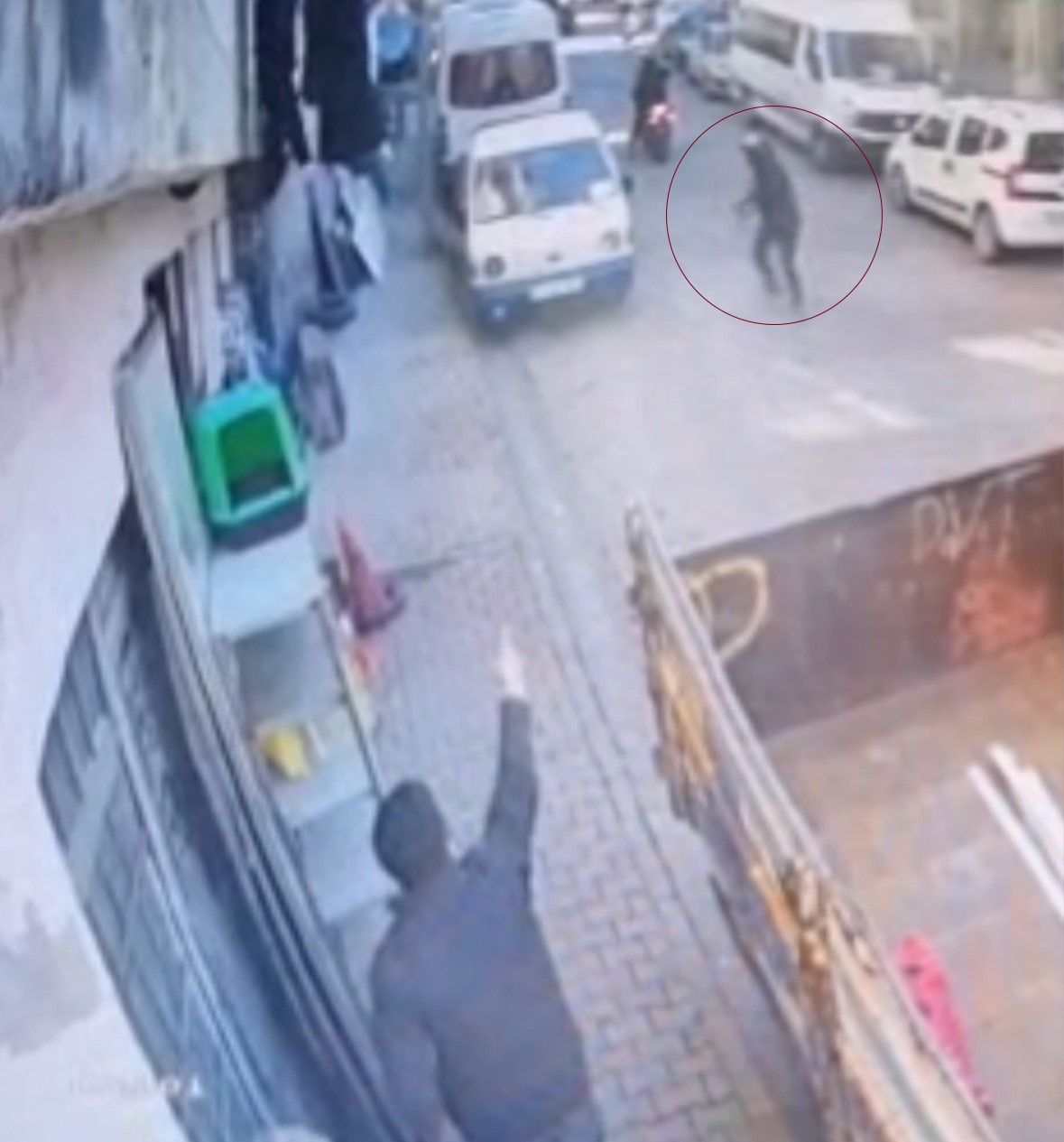 Genç Gazete Hedefindeki Adamı Vuramayınca Dükkana Kurşun Yağdırdı, Kamera Kaydetti (2)