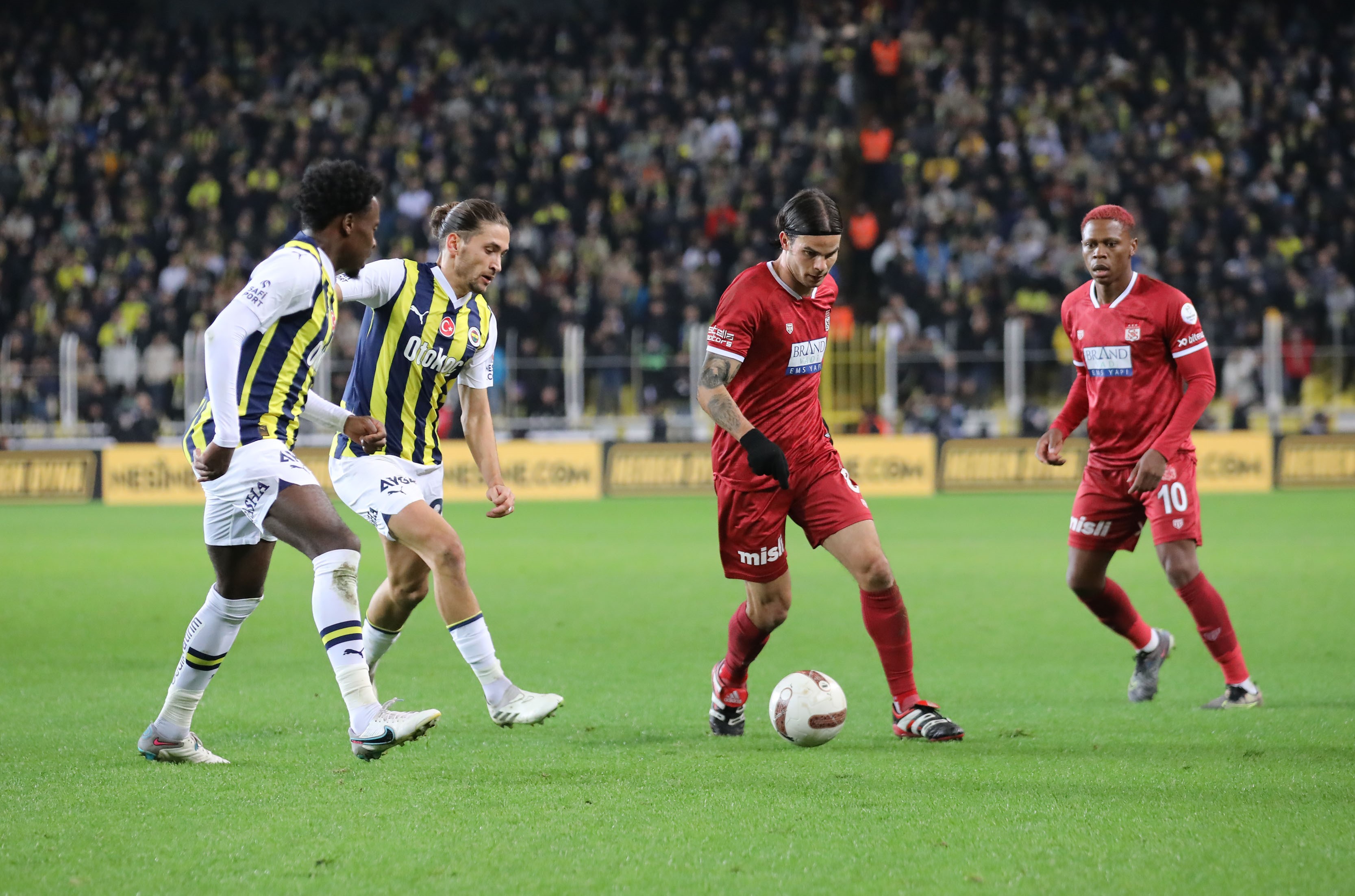 Genç Gazete Avrupa'da Kaybeden Fenerbahçe, Sivasspor'un Karşısında (2)