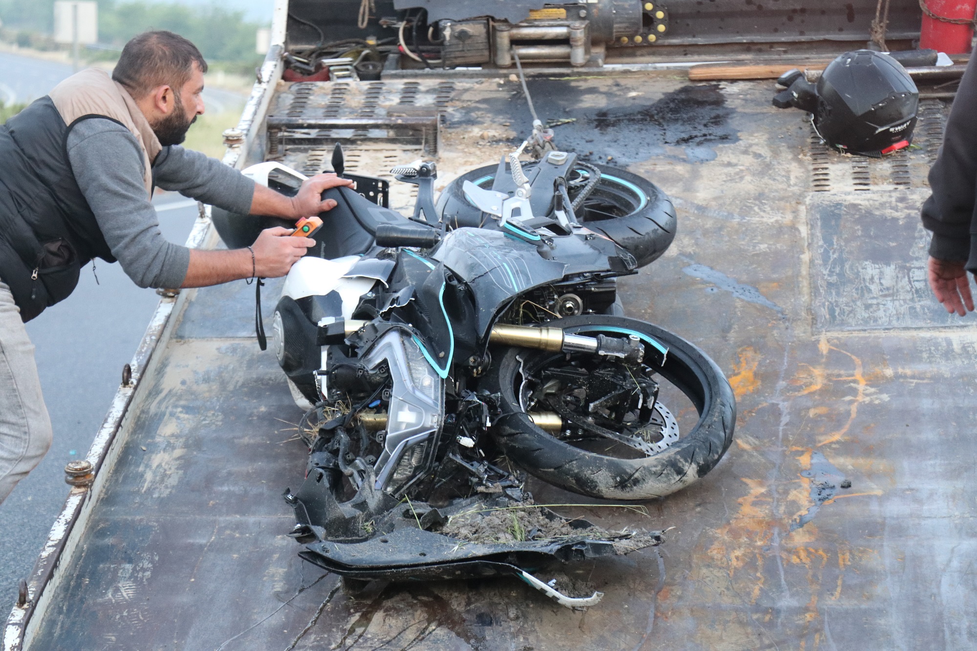 Genç Gazete Bariyere Çarparak Savrulan Motosiklet Sürücüsü Öldü (10)