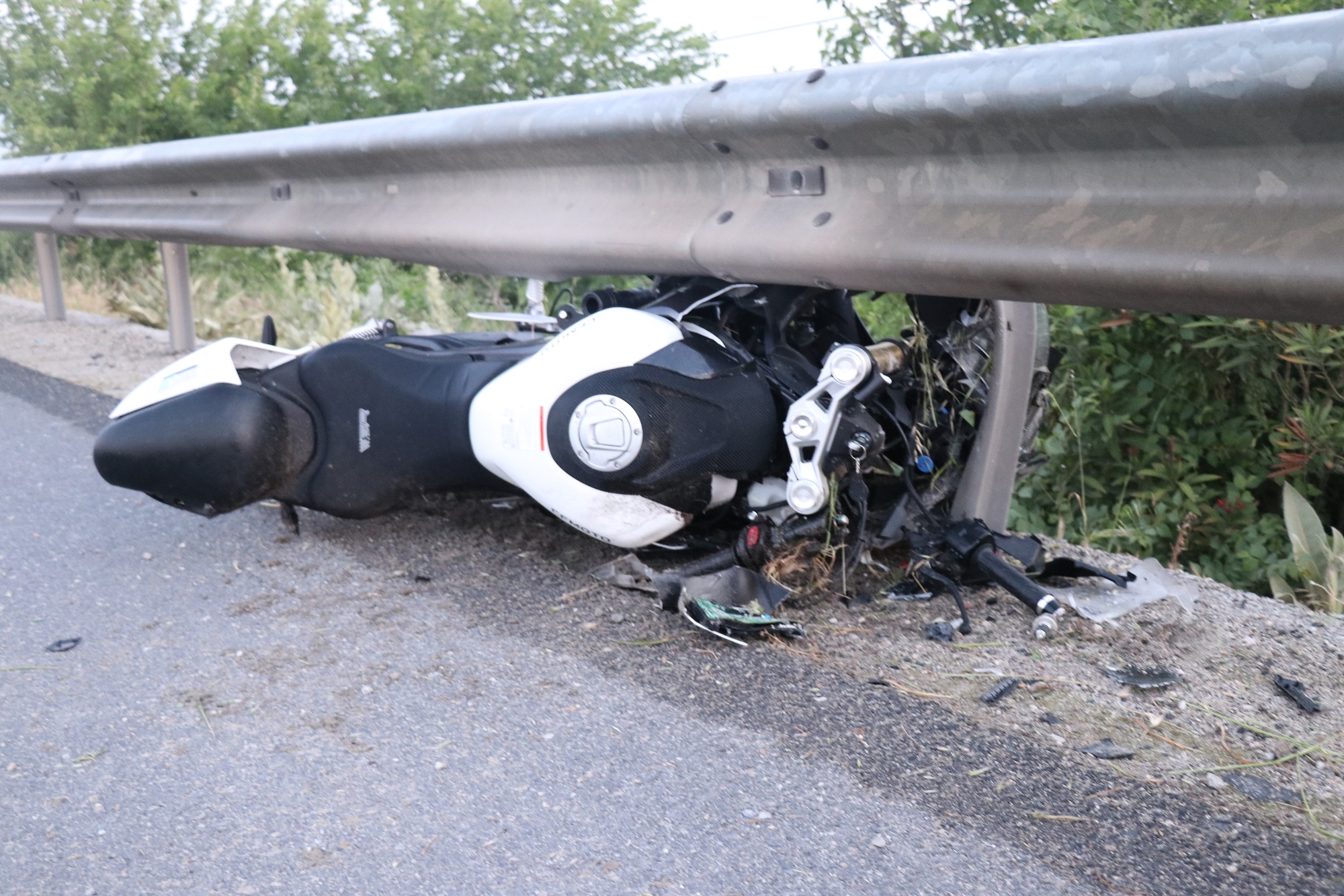 Genç Gazete Bariyere Çarparak Savrulan Motosiklet Sürücüsü Öldü (5)