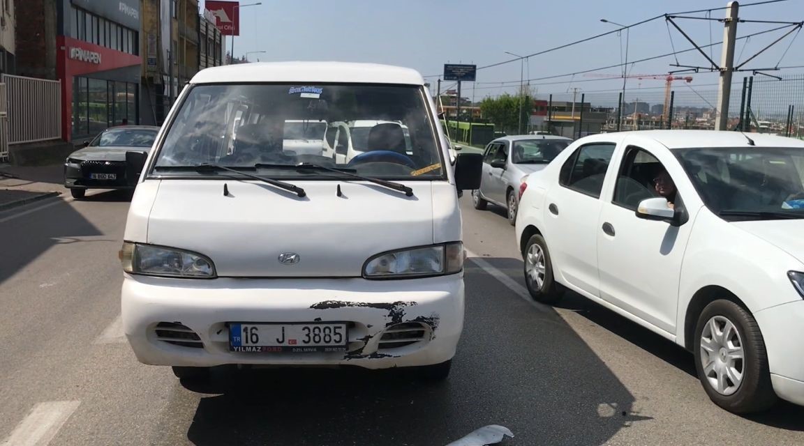 Genç Gazete Direksiyon Başında Bilincini Kaybetti, Üç Otomobile Çarptı 5 Yaralı (1)