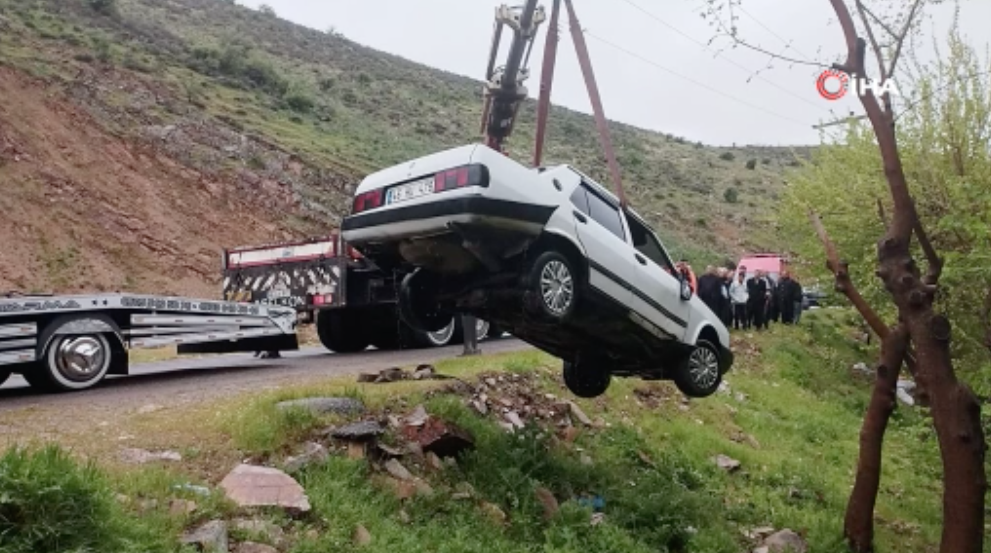 Genç Gazete Gölete Düşen Otomobili Itfaiye Çıkardı 2 Yaralı2