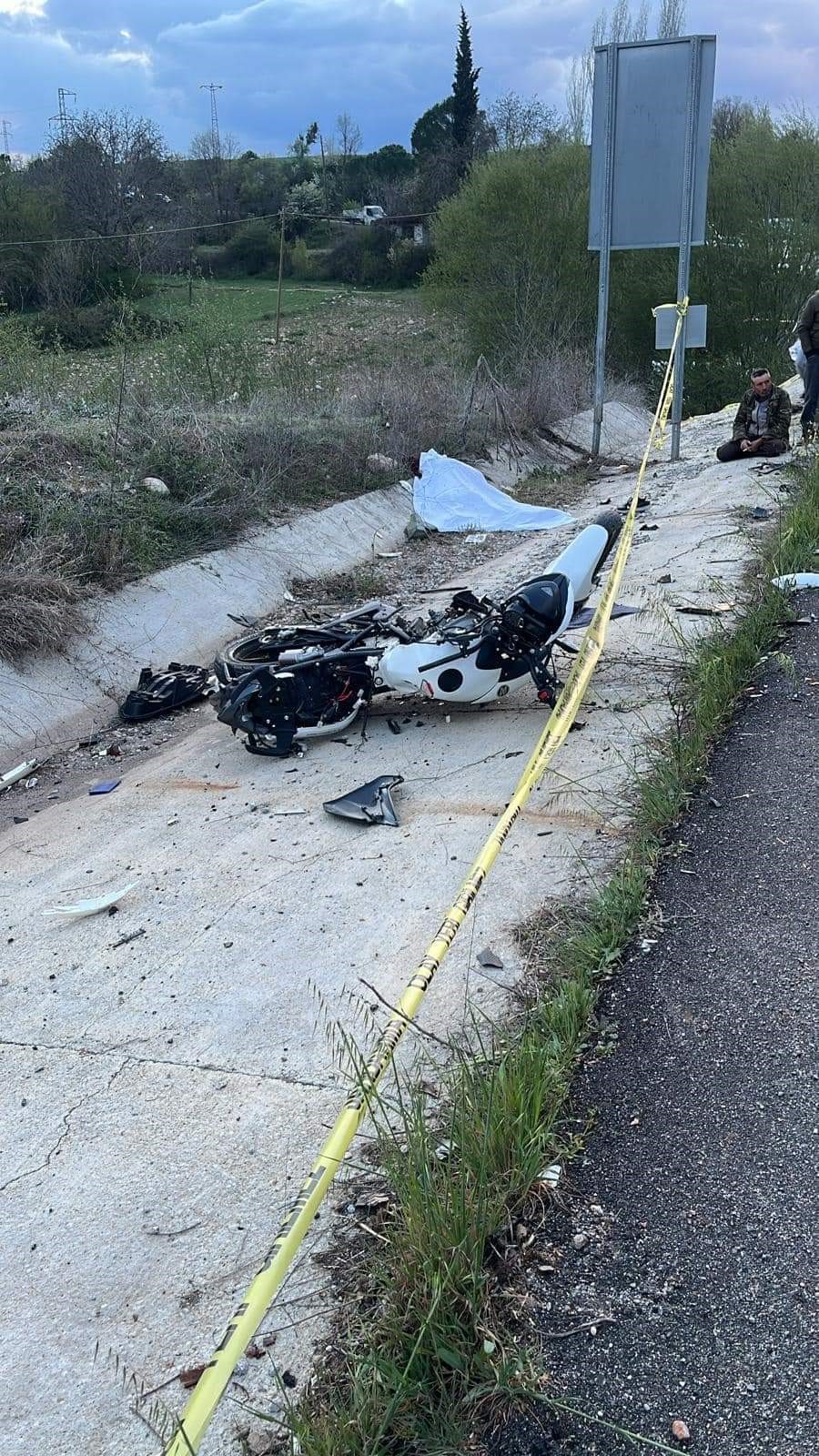 Genç Gazete Motosiklete Çarpan Otomobil Köprüden Uçtu 3 Kişi Öldü    (1)