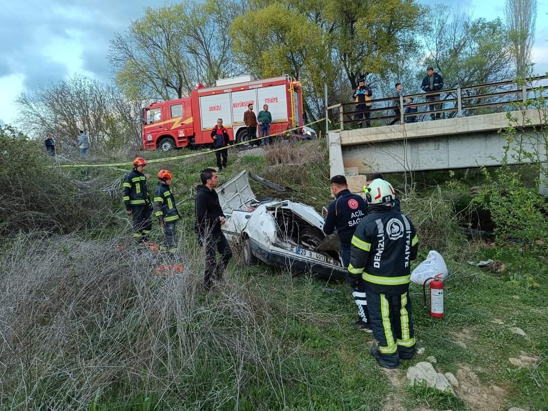 Genç Gazete Motosiklete Çarpan Otomobil Köprüden Uçtu 3 Kişi Öldü    (6)