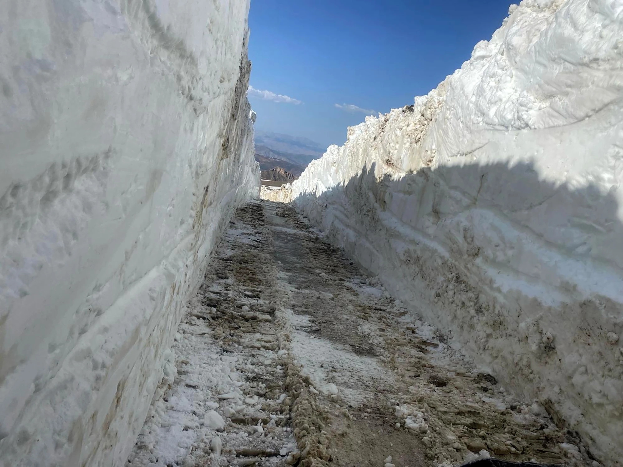 Genç Gazete Yüksekova’da 6 Metrelik Kar Tünellerinde Zorlu Çalışma4
