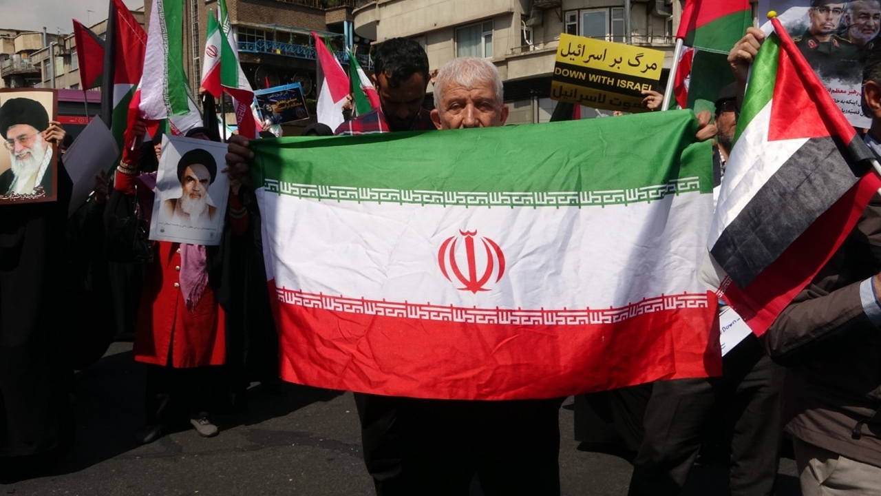 İran'da halk protesto için bir araya geldi 