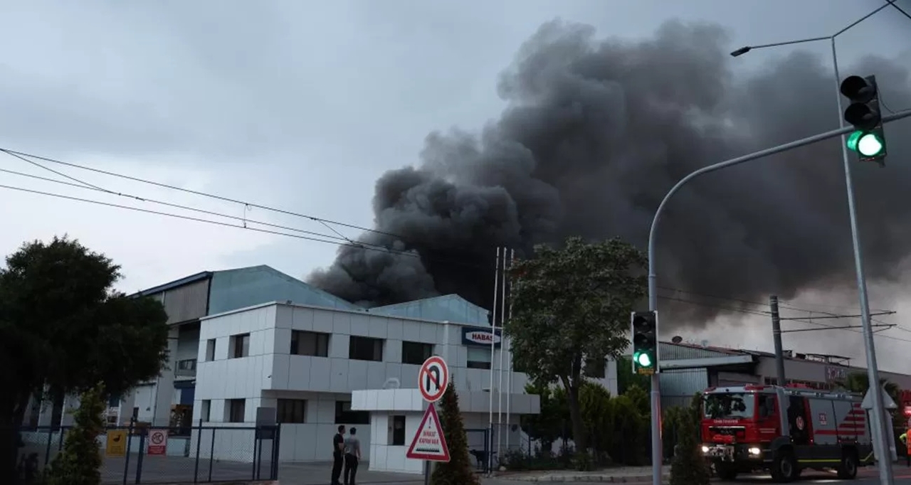 İzmir’de iki ayrı fabrikada çıkan yangın korkuttu