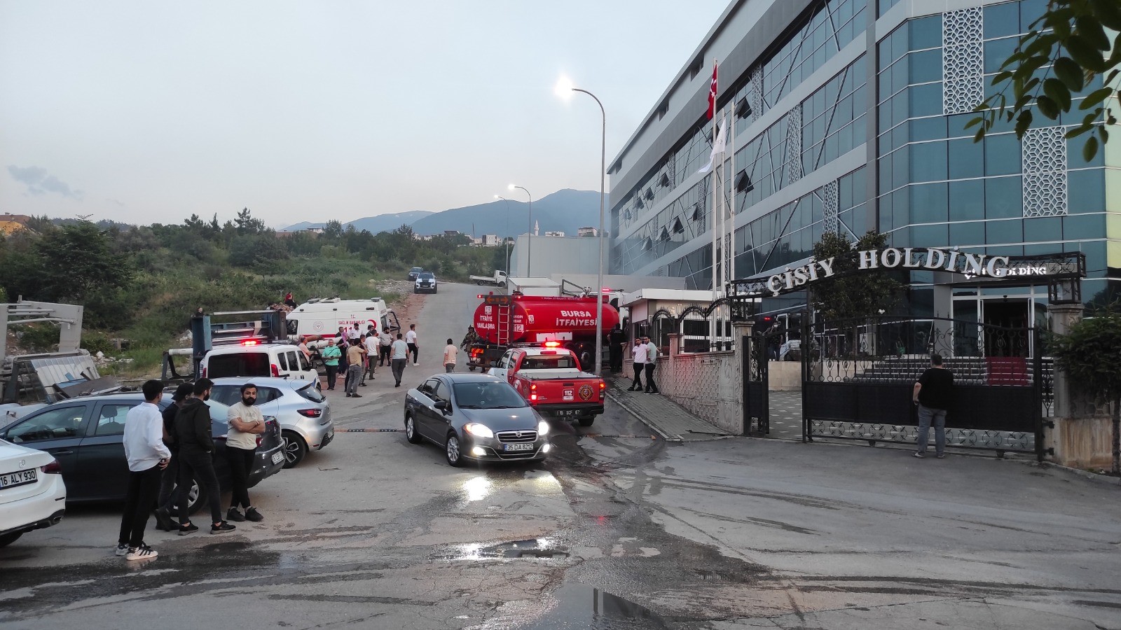 Bursa'da Tekstil Fabrikasının Bacasında Korkutan Yangın (2)