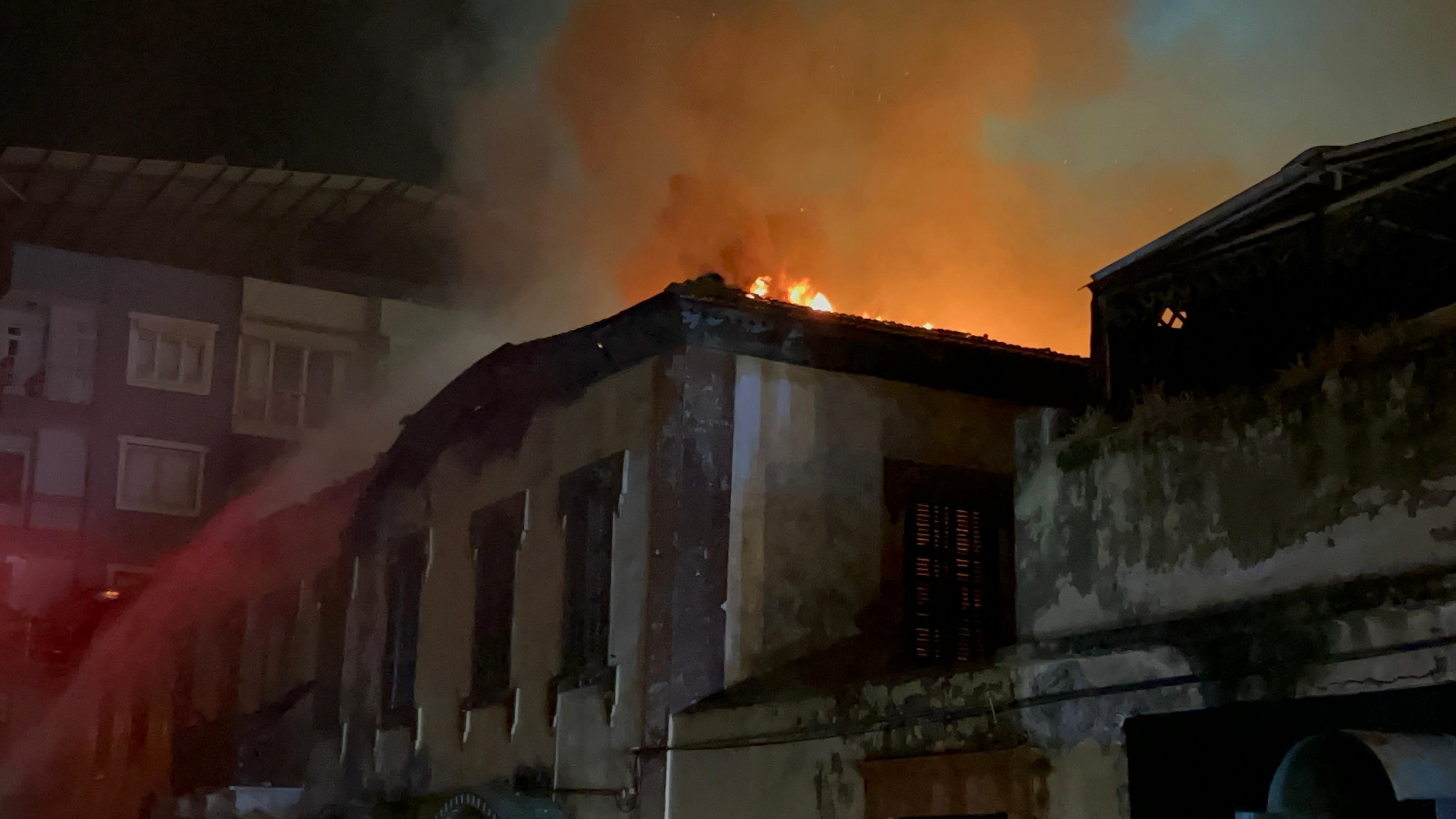 Depremin Yıkamadığı 200 Yıllık Tarihi Binayı Yangın Kül Etti 1