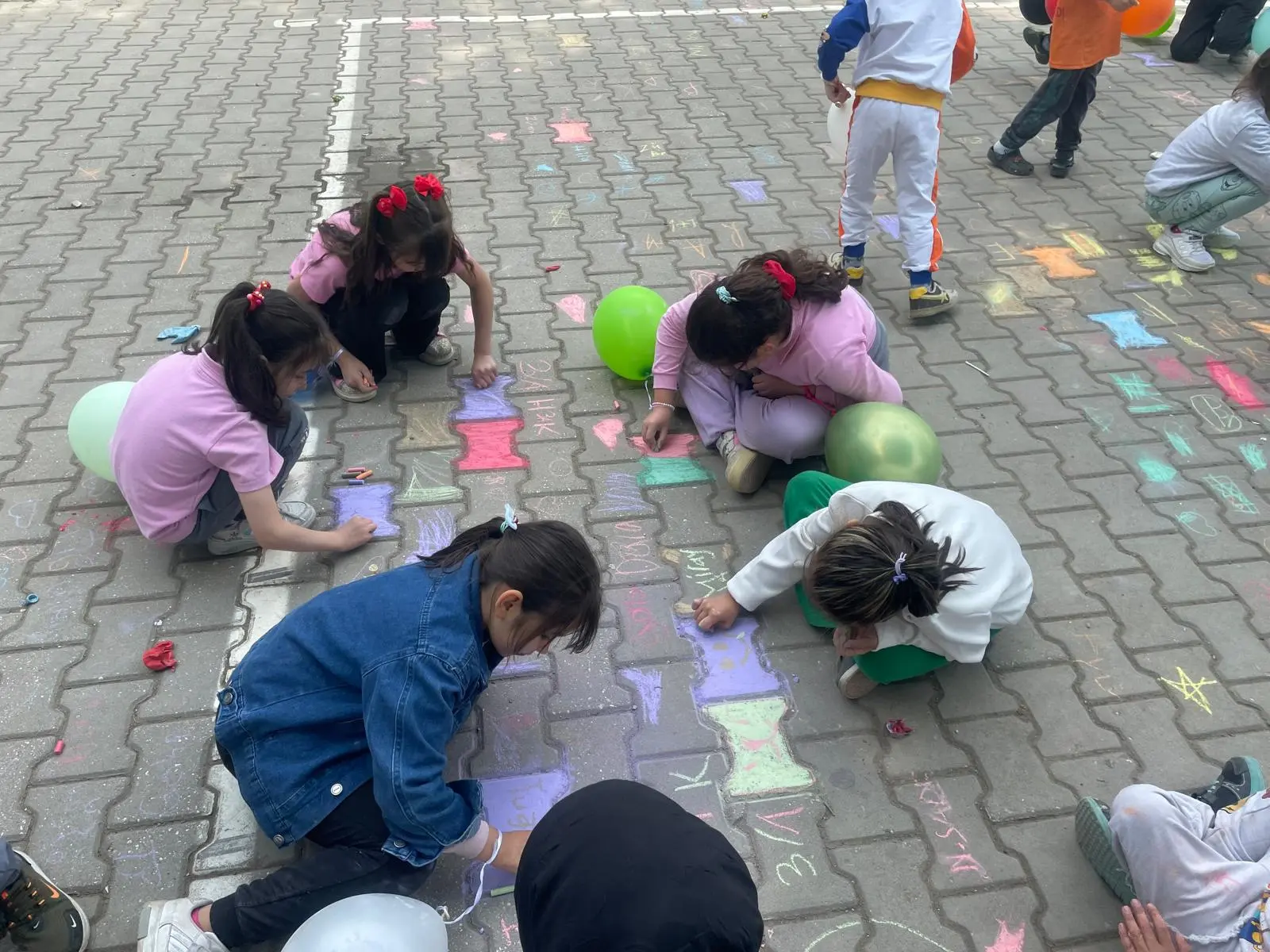 Genç Gazete İnegöl'de İşletme Yönetimi Öğrencilerinden Çocuklara Sevgi Dokunuşu2