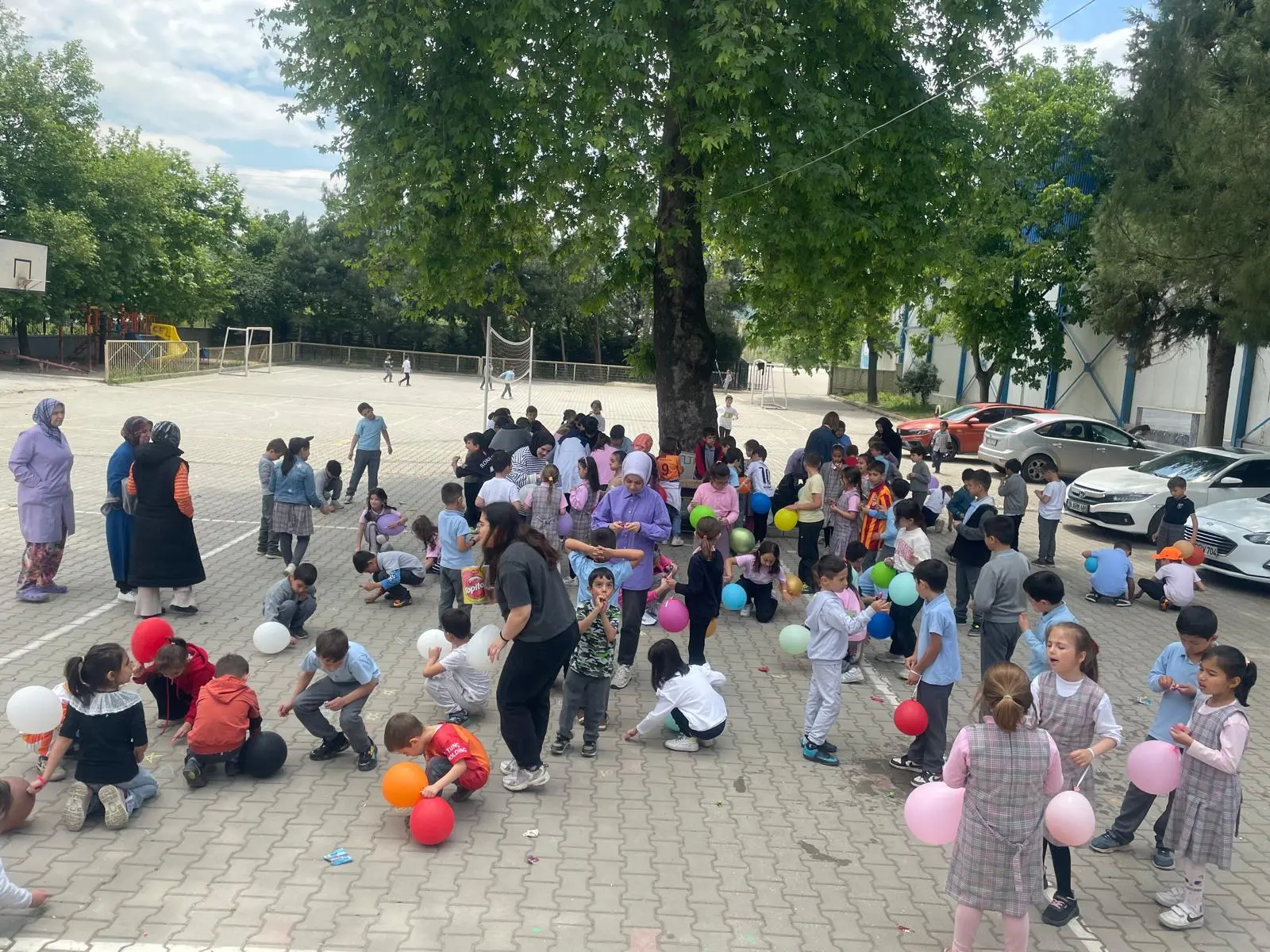 Genç Gazete İnegöl'de İşletme Yönetimi Öğrencilerinden Çocuklara Sevgi Dokunuşu3