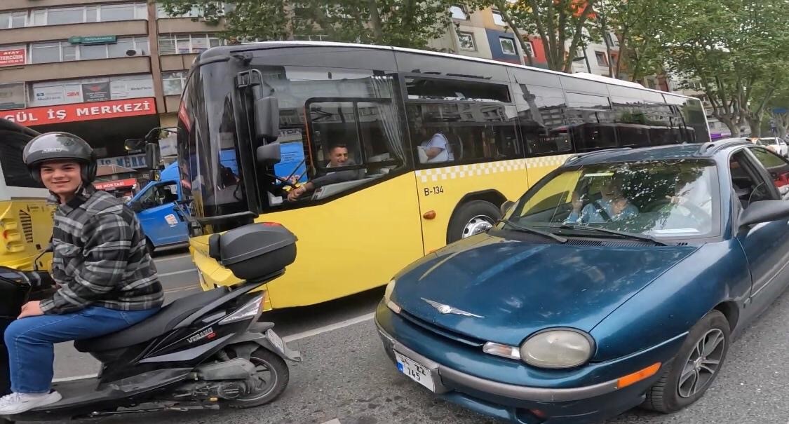 Genç Gazete İnsan Kaza Yapınca Güler Mi Çarpan Kişi Annesi (3)