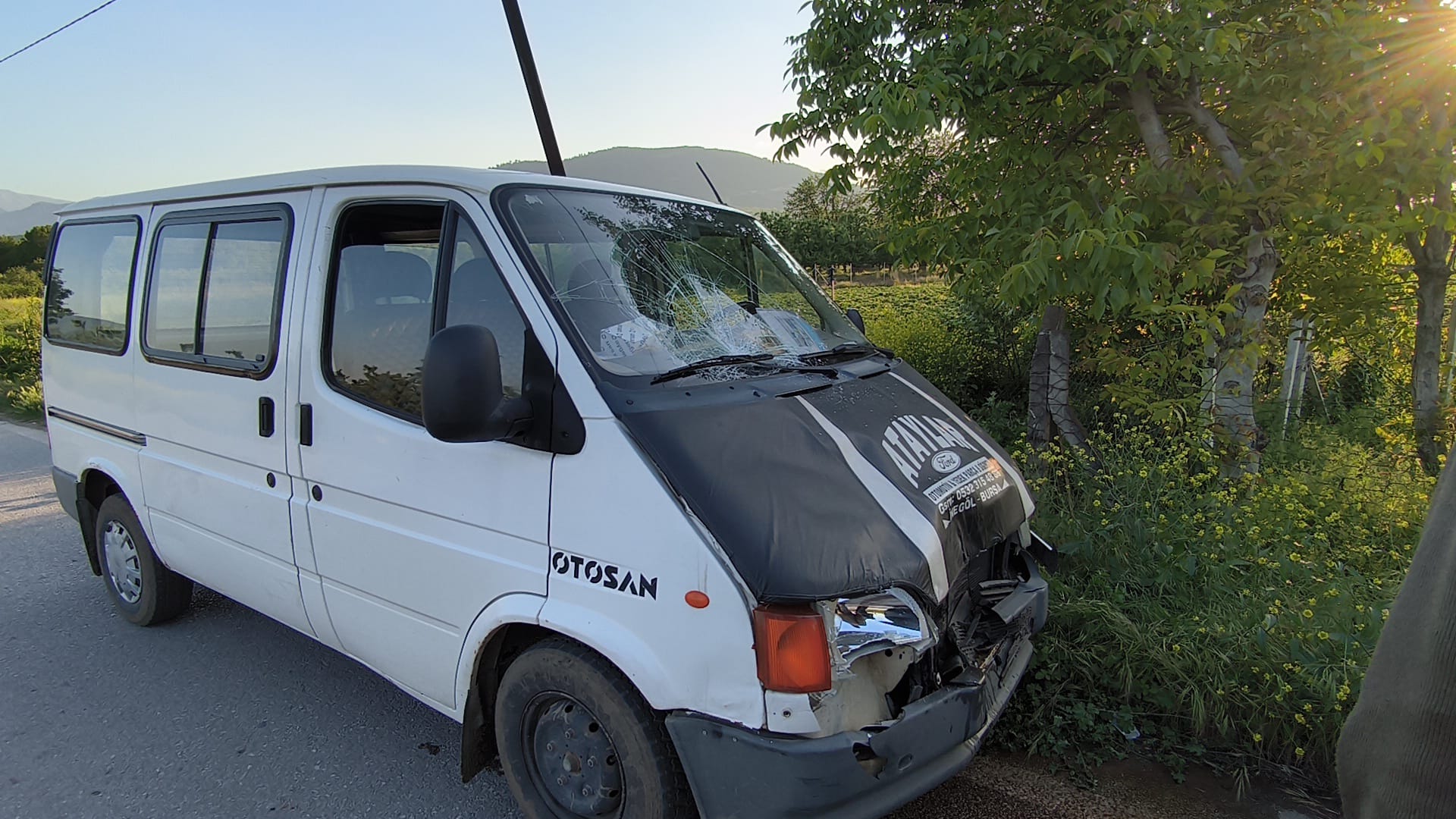 İnegöl'de Motosiklet Ile Minibüs Çarpıştı Motosiklet Sürücüsü Ağır Yaralandı 1