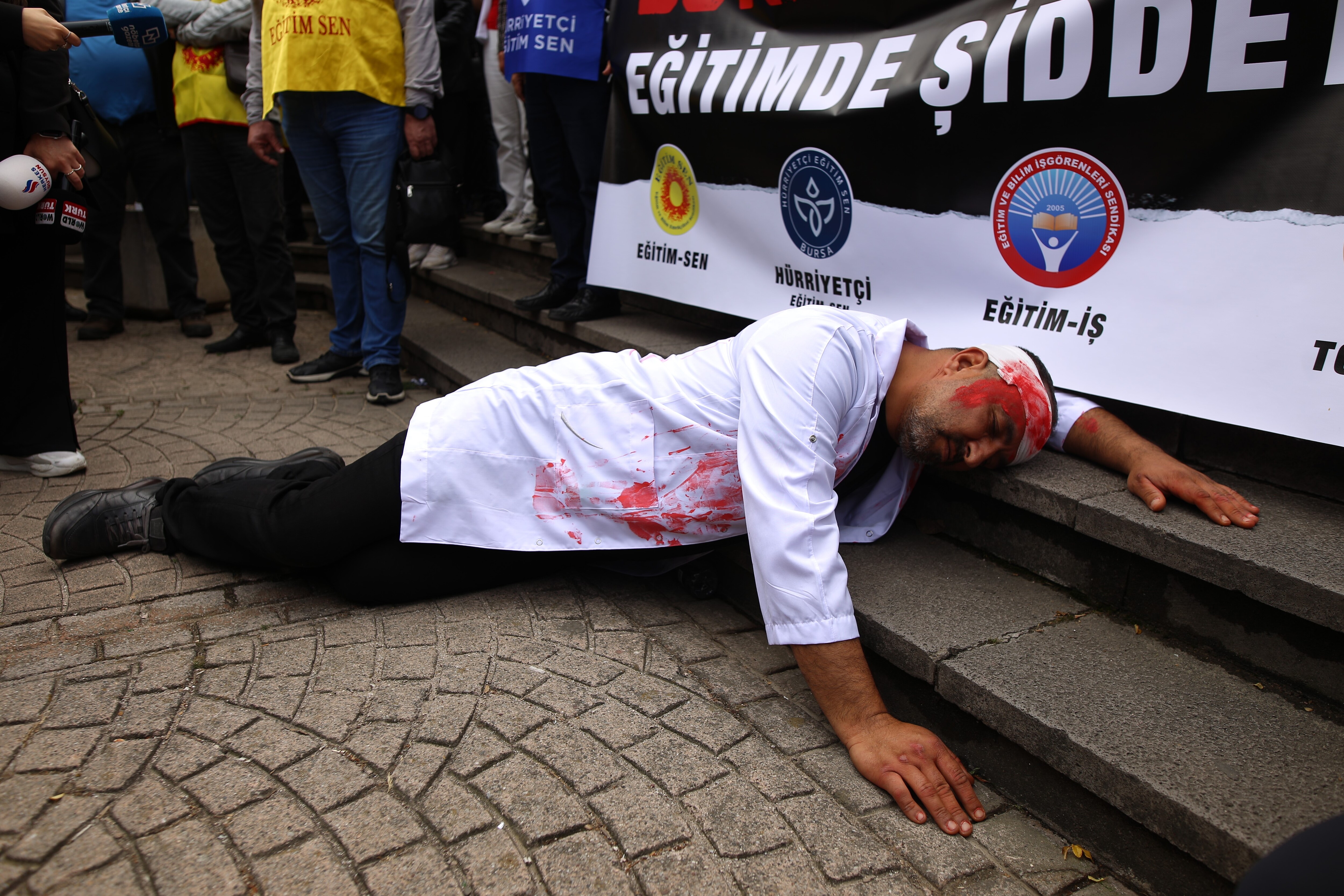 İstanbul’da Bir Öğretmenin Öldürülmesi Bursa’da Protesto Edildi2