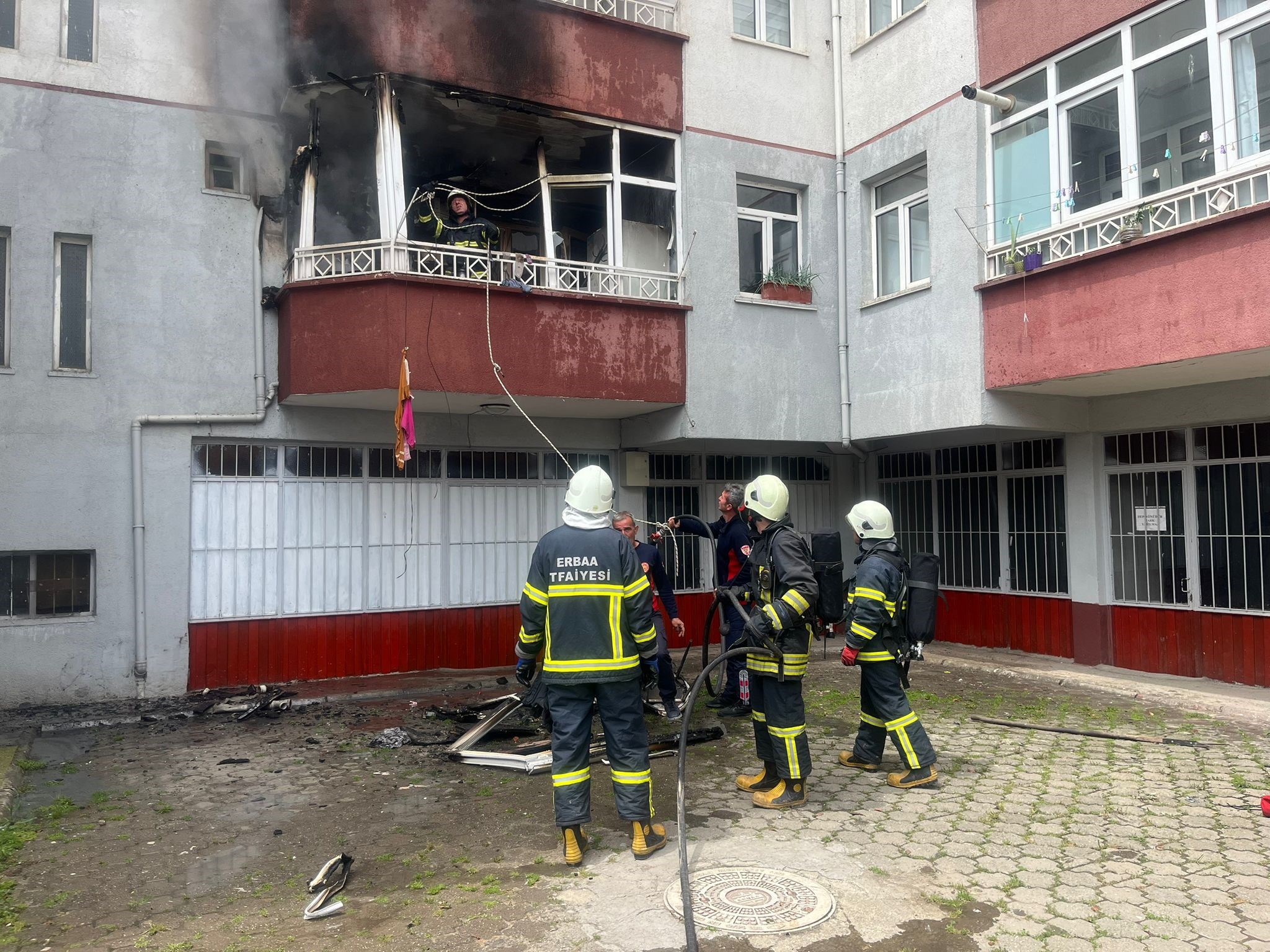 Kibritle Oynayan Çocuk Balkonu Ateşe Verdi