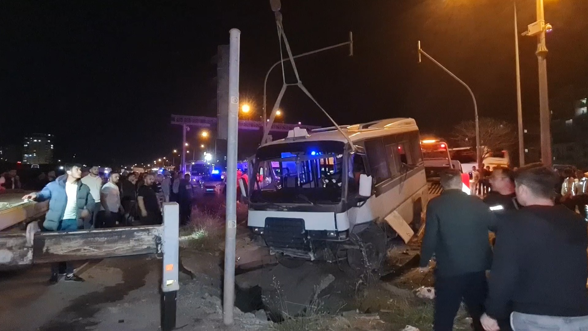 Kırıkkale'de Feci Kaza... Yolcu Minibüsü İle Otomobil Çarpıştı 22 Yaralı (2)