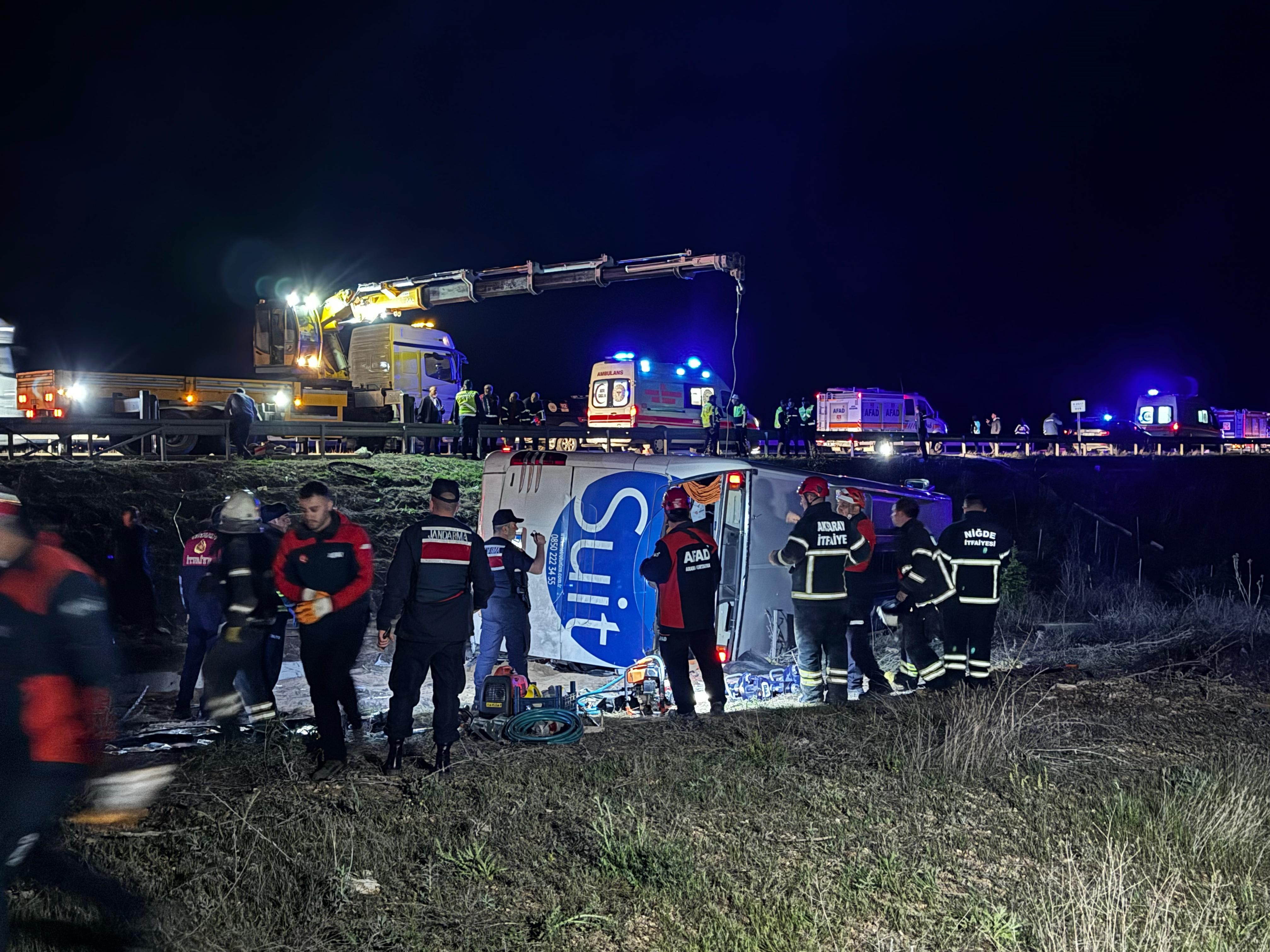 Niğde Ankara Otoyolunda Otobüs Şarampole Devrildi 2 Ölü, 40 Yaralı