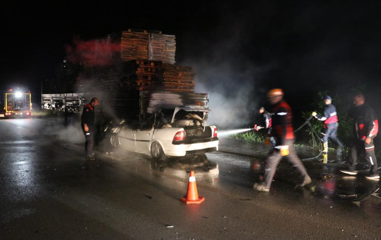 Tıra Ok Gibi Saplanan Otomobil Alev Alev Yandı 1 Ölü (2)