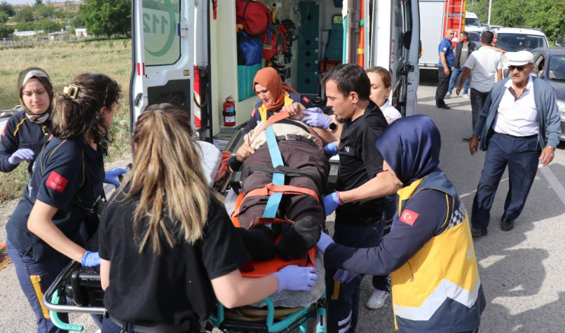 U Dönüşü Yapmak İsteyen Otomobil Servis Aracıyla Çarpıştı 6 Yaralı
