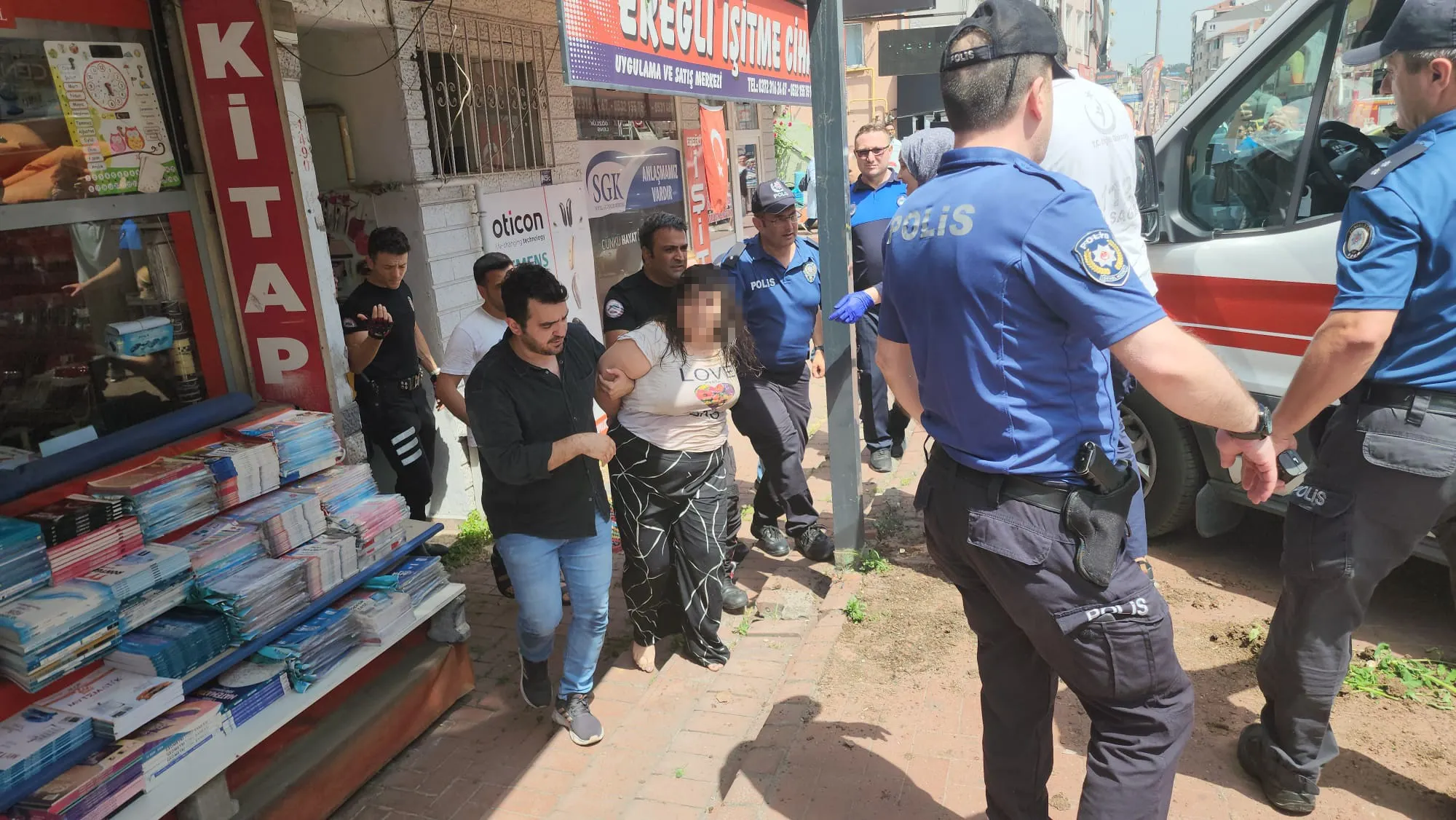 13 Yaşındaki Kız Annesini Darp Ederek Rehin Aldı; İntihara Kalkıştı