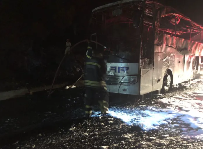 Adana'da Seyir Halindeki Yolcu Otobüsü Alev Topuna Döndü