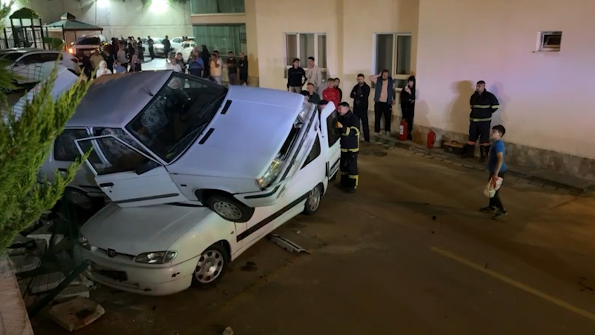 Alkollü Sürücü Dehşeti Otomobiliyle Araçların Üzerine Düştü