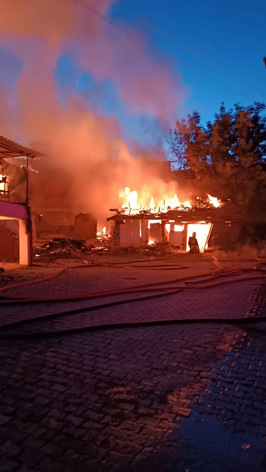 Ankara'da Otluk Alanda Çıkan Yangın Yerleşim Yerine Sıçradı