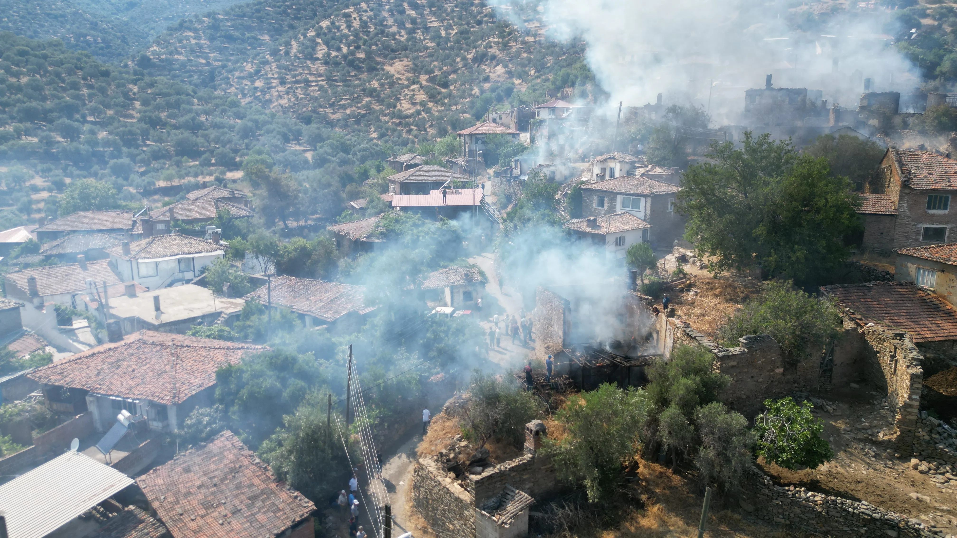 Aydın'da 11'I Metruk 13 Ev Yanarak Küle Döndü (4)