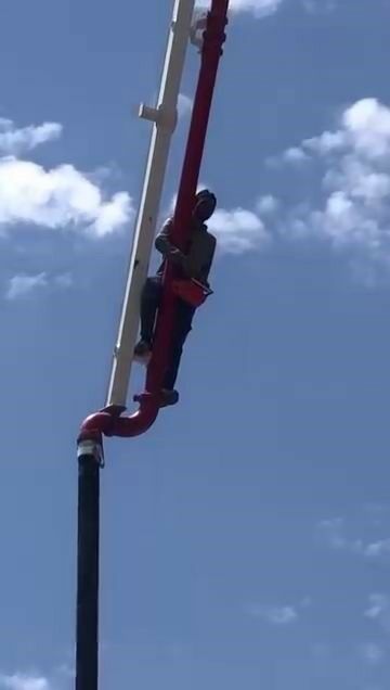 Bu Kadarına Da Pes Metrelerce Yükseklikten Iş Makinesinin Hortumuna Tutunarak Indi (2)