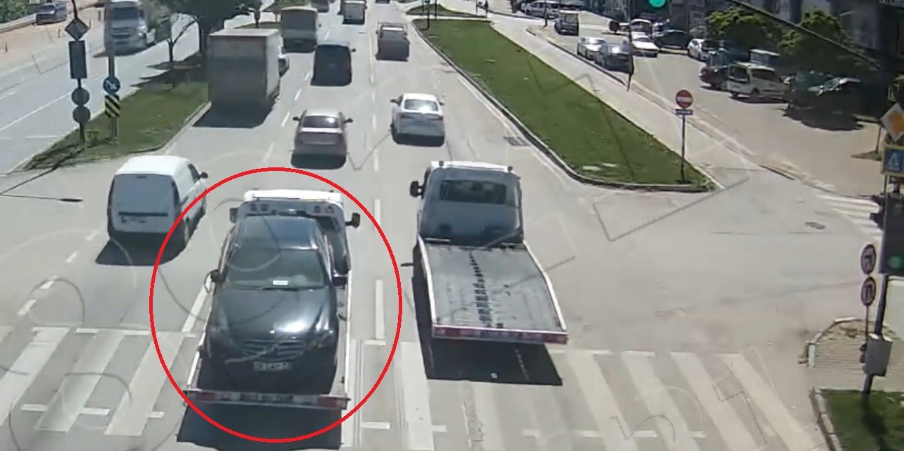 Bursa'da Film Gibi Hırsızlık Mercedes'i Çekiciyle Çaldılar (2)