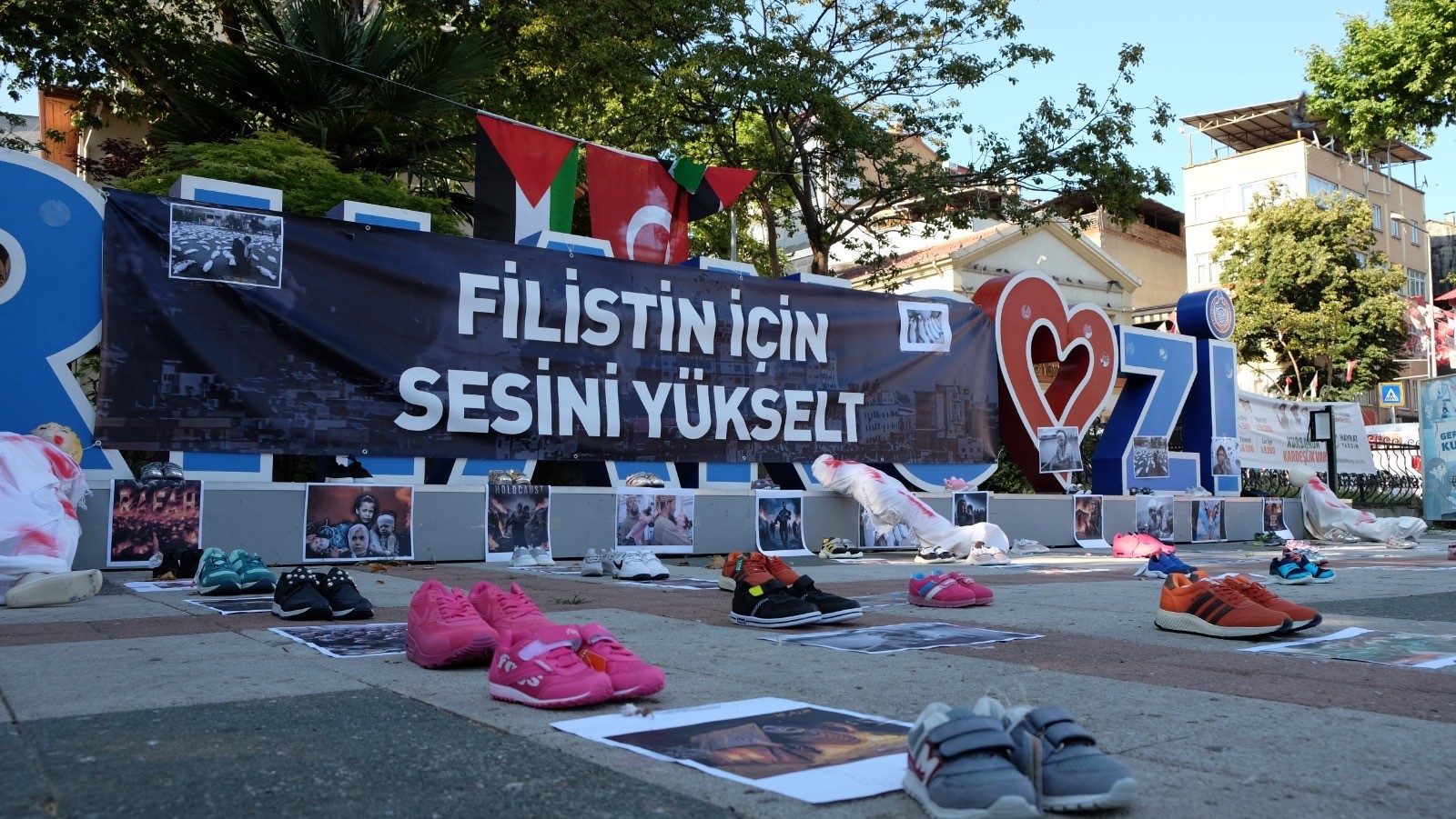 Bursa'da Gazze'ye Destek Sessiz Yürüyüşte Binlerce Kişi Toplandı (3)