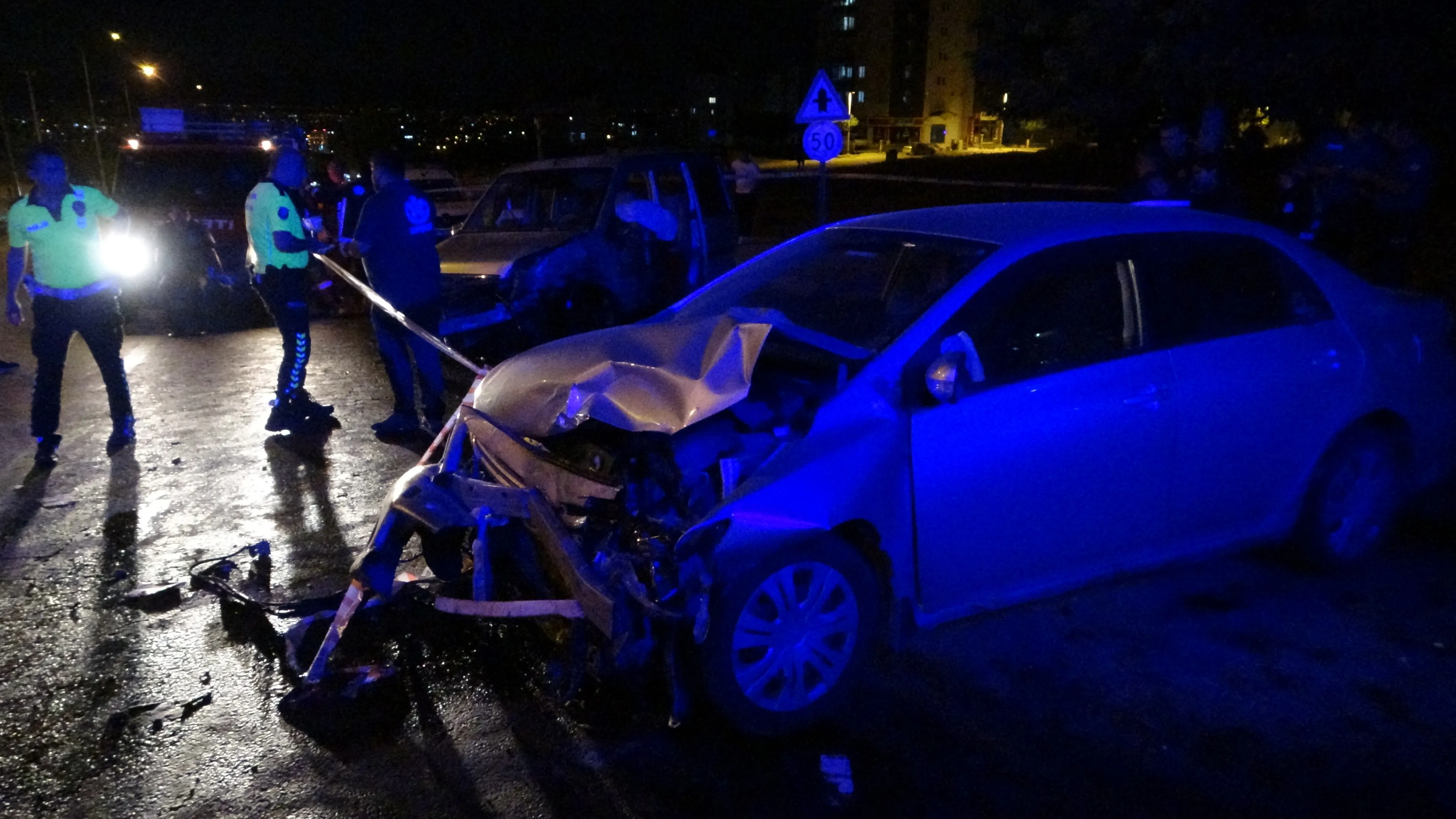 Hafif Ticari Araç İle Otomobil Kafa Kafaya Çarpıştı 1 Ölü, 3 Yaralı