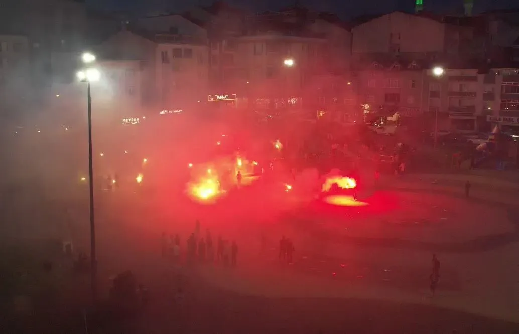 İstanbul'da Taraftar Grubu Havai Fişekli Kutlama Yaptı, Ev Ve Ormanda Yangın Çıktı! (2)