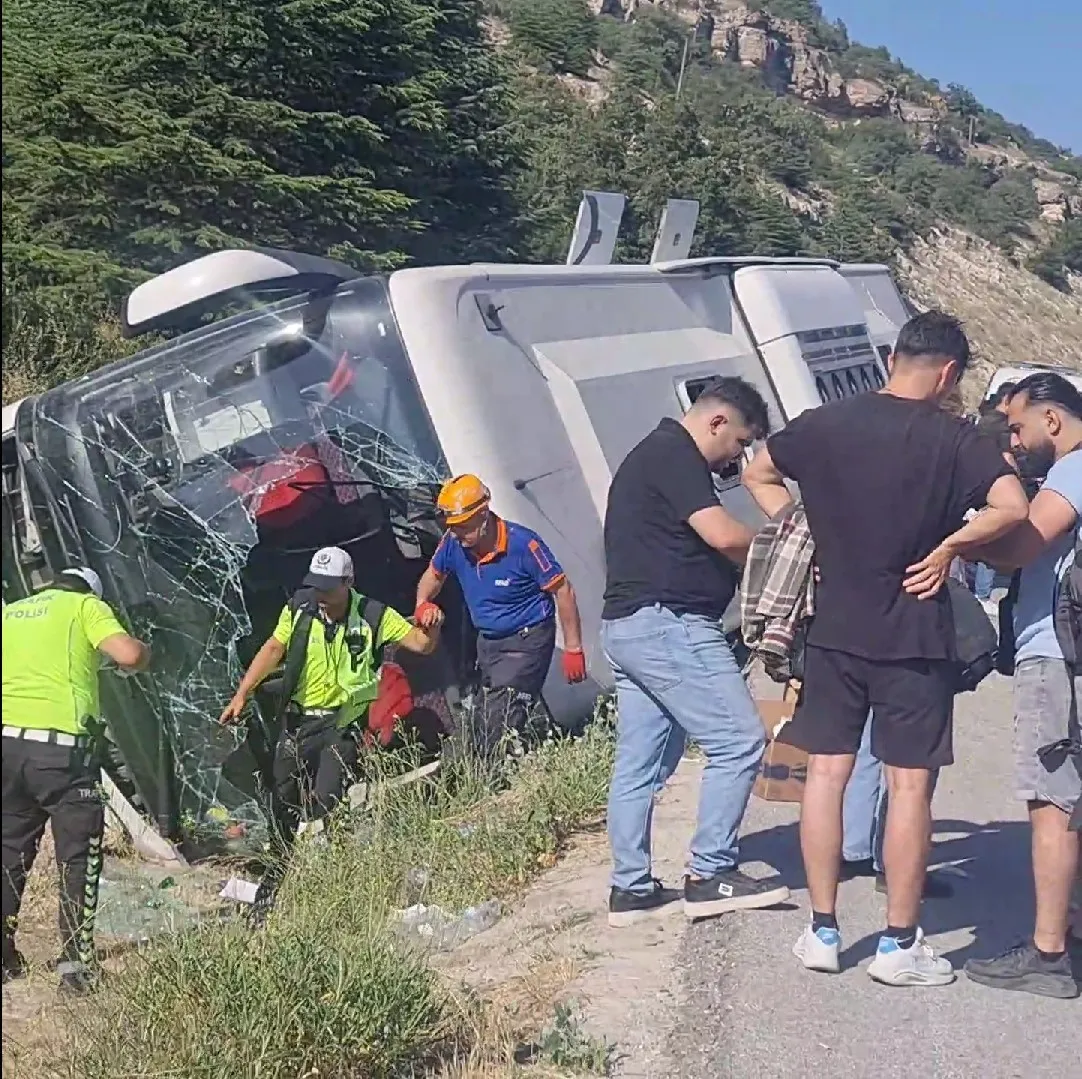 Kütahya'da Yolcu Otobüsü Devrildi 3 Yaralı