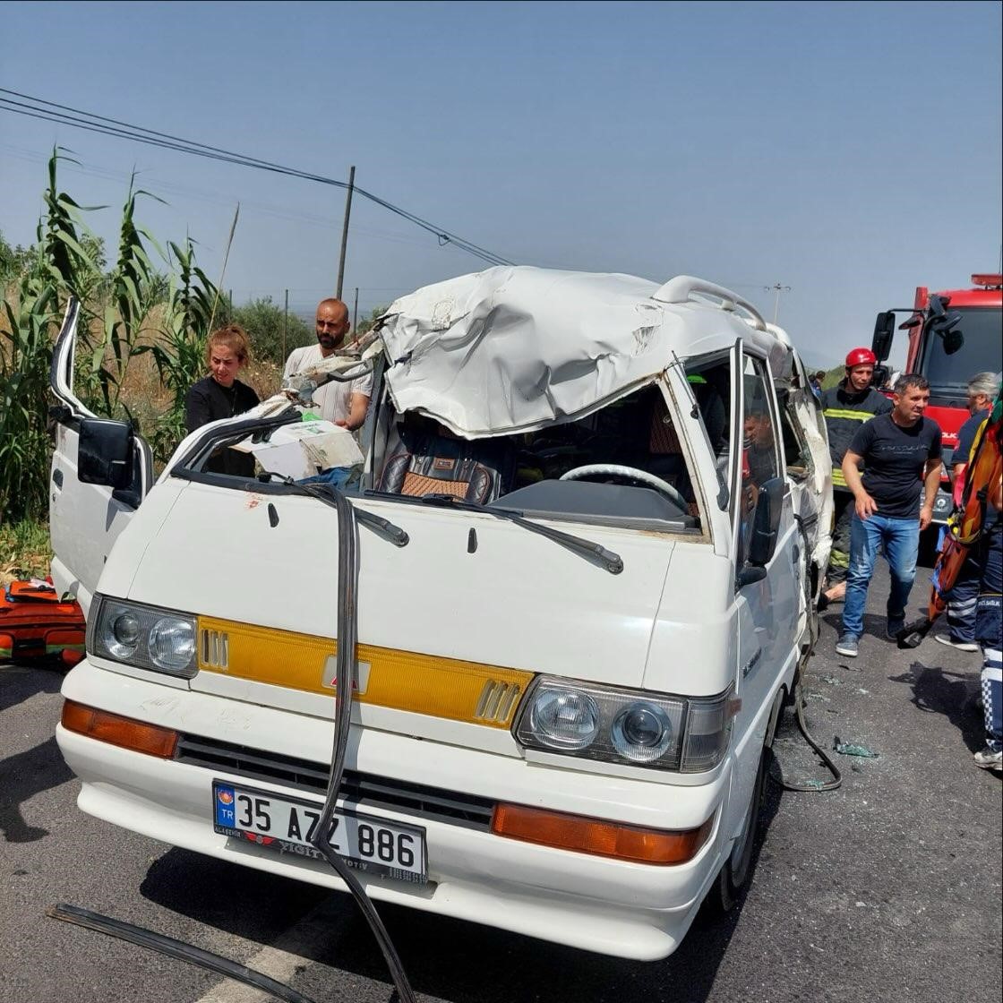 Manisa'da İki Araç Çarpıştı 1 Ölü, 5 Yaralı (2)