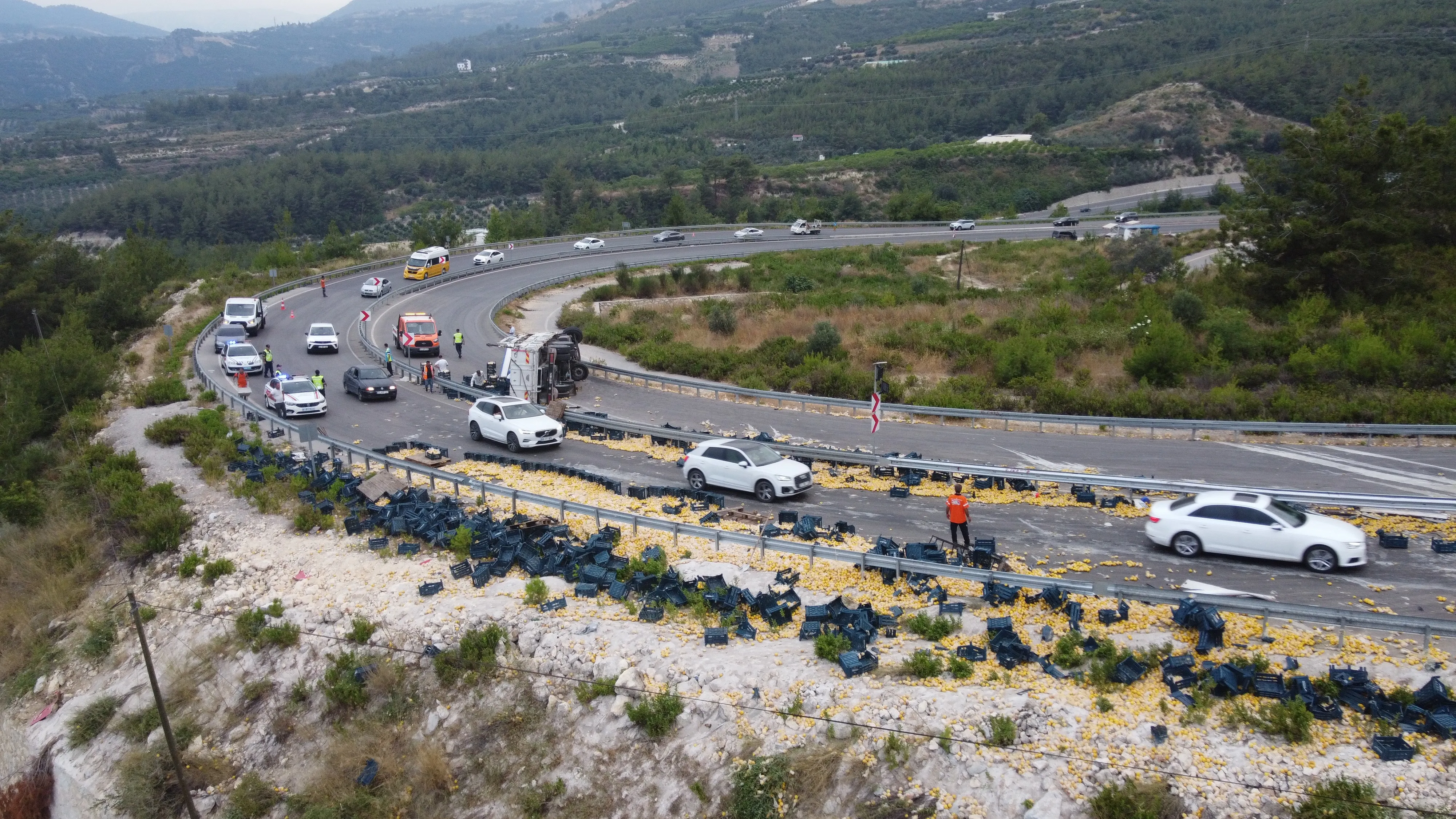 Mersin'de Limon Yüklü Kamyon Devrildi 6 Yaralı