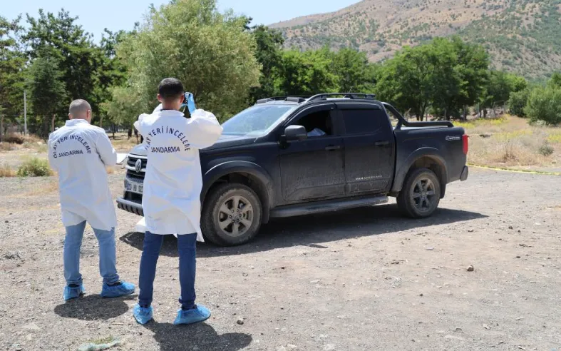 Elazığ’da Bir Araç İçerisinde 2 Kişi Ölü Bulundu (4)